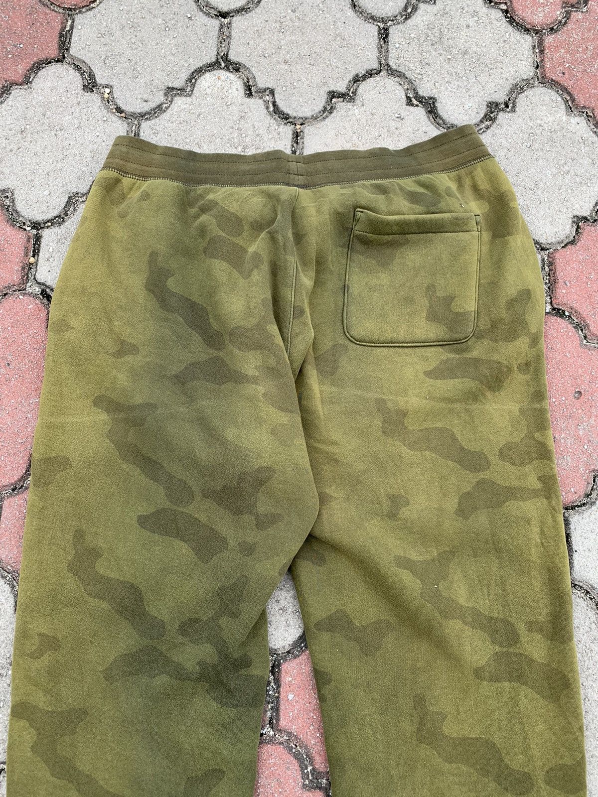 Japanese Brand × Uniqlo Steals! Uniqlo Green Camo Joggers Sweatpants Size US 35 - 6 Thumbnail