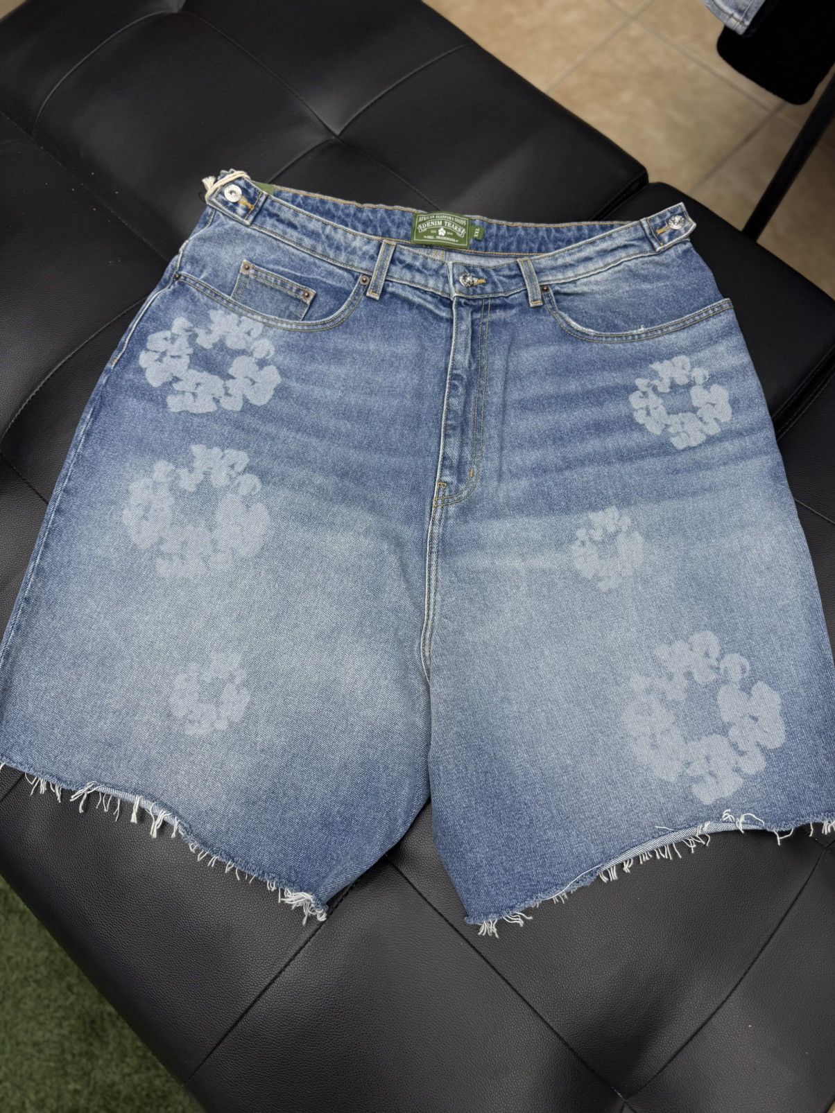 DENIM TEARS Denim Tears Cotton Wreath 2025 Shorts Size XXL Blue (NEW) Size US 38 / EU 54 - 1 Thumbnail