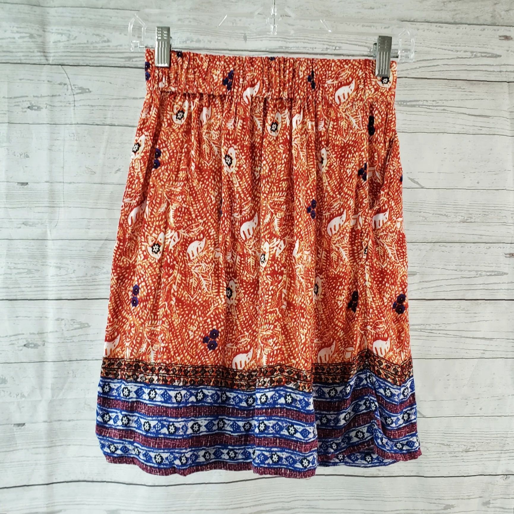 Vintage CAbi 784 Womens Bella Skirt XS Red Floral Pull On Rayon A-Line Short Skirt Womens XS Floral Retro style Size 26" / US 2 / IT 38 - 2 Thumbnail