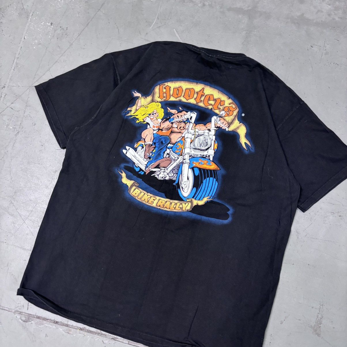 Vintage Vintage 90s Baggy fit Hooters bike rally t shirt Size US XL / EU 56 / 4 - 1 Thumbnail
