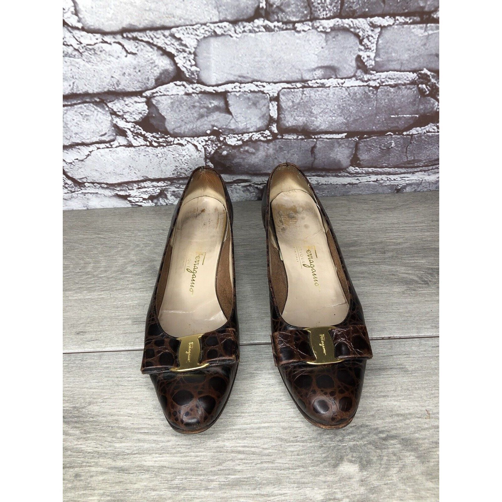 Salvatore Ferragamo Salvatore Ferragamo Vara Brown Leather Croc Embossed Bow Hee Size US 5.5 / IT 35.5 - 18 Thumbnail