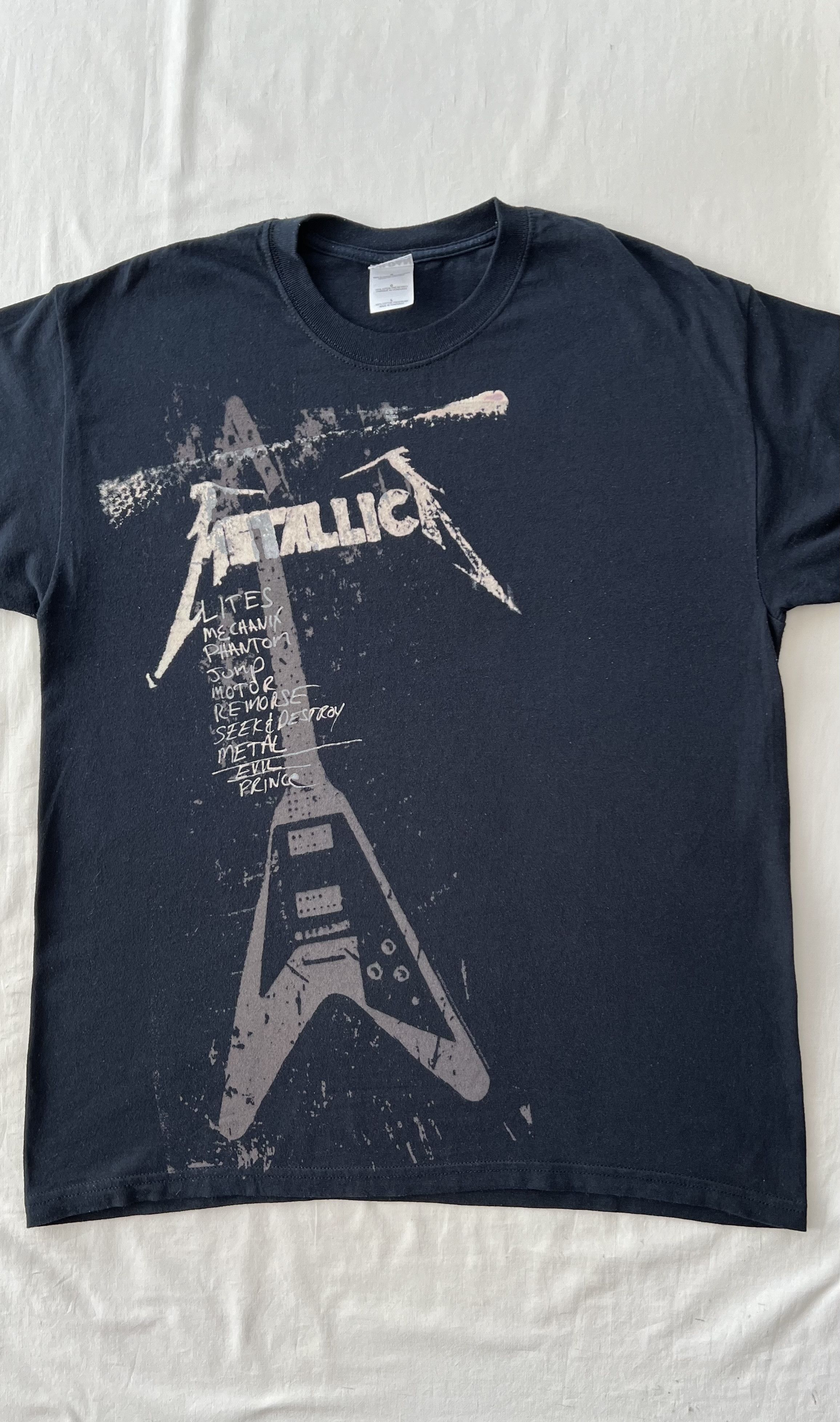 Band Tees Vintage 2006 Metallica Flying V Guitar Rock Band Y2k T-shirt Size US L / EU 52-54 / 3 - 3 Thumbnail
