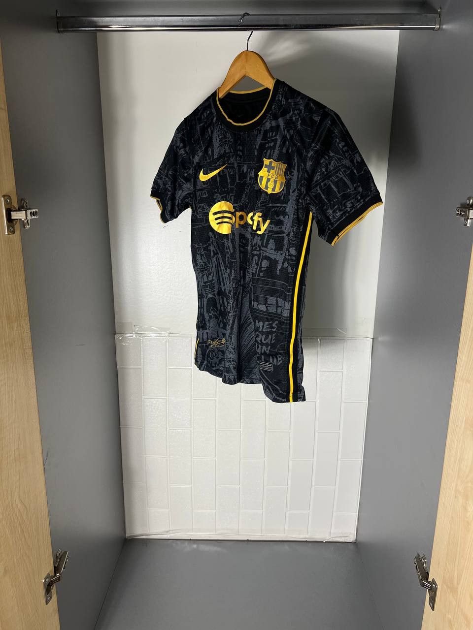 Vintage VERY RARE NIKE FC BARCELONA SPAIN SOCCER JERSEY BLOKE Y2K Size US S / EU 44-46 / 1 - 4 Thumbnail