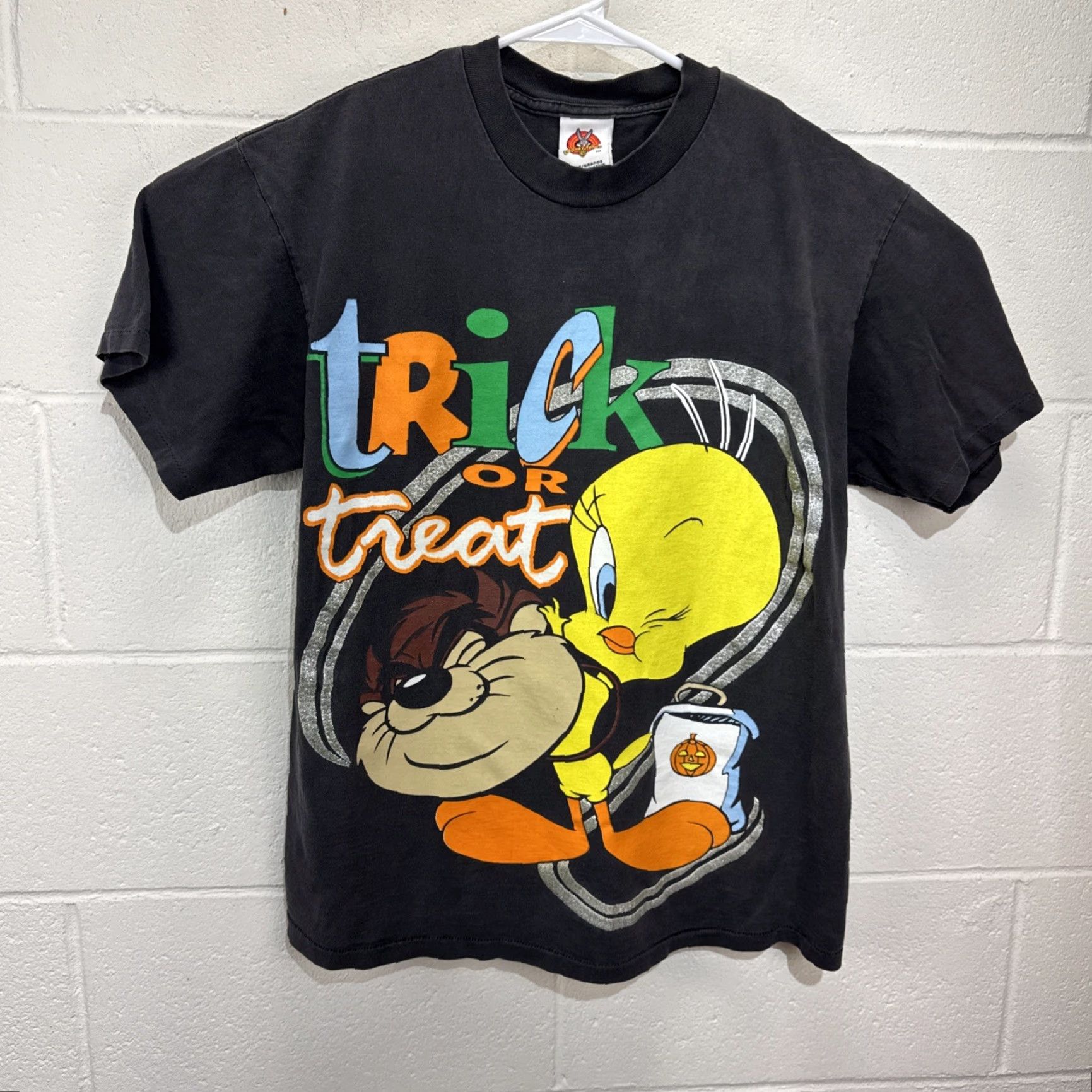 Vintage VINTAGE Looney Tunes T-Shirt Tweety & Taz Halloween Trick Or Treat Graphic Print Adult L Black 1998 Mens Womens Size US L / EU 52-54 / 3 - 2 Thumbnail