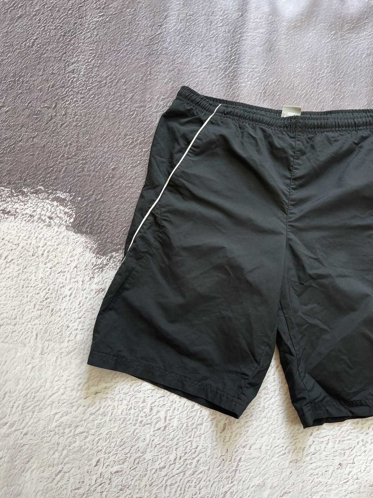 Nike Nike vintage y2k black logo swoosh embroidered shorts Size US 34 / EU 50 - 4 Thumbnail
