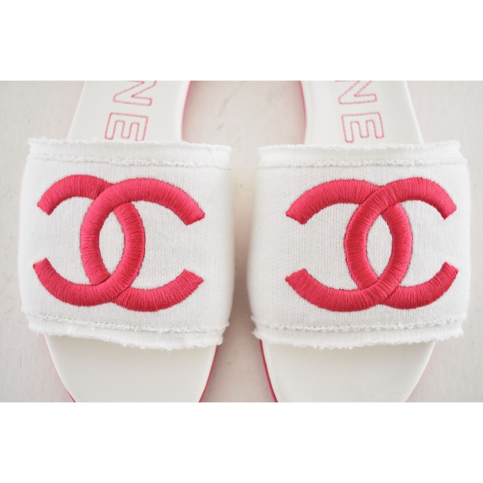 Chanel Chanel 24C White Fuchsia Pink CC Logo Fabric Knit Mule Size US 10 / IT 40 - 2 Thumbnail