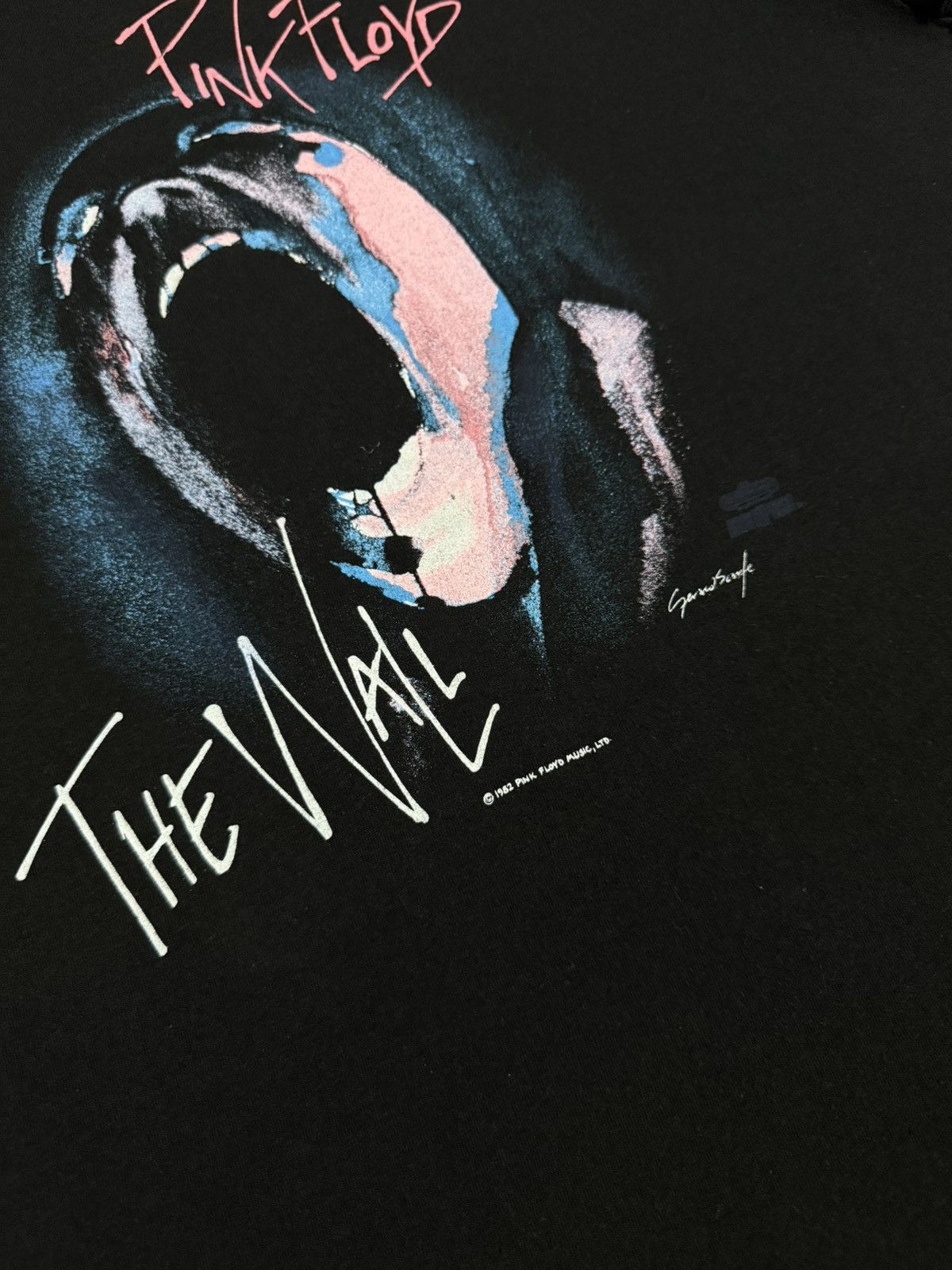 Band Tees Vintage pink floyd the wall 1982 gerard scarfe tshirt Size US XL / EU 56 / 4 - 9 Thumbnail