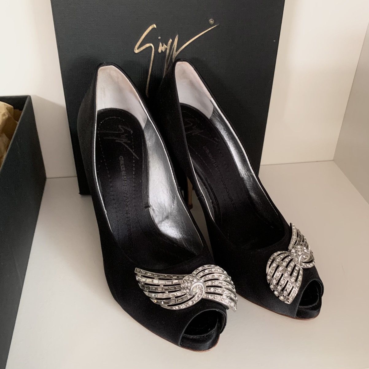 Giuseppe Zanotti Giuseppe Zanotti crystal bow black satin pumps Size US 6 / IT 36 - 16 Thumbnail