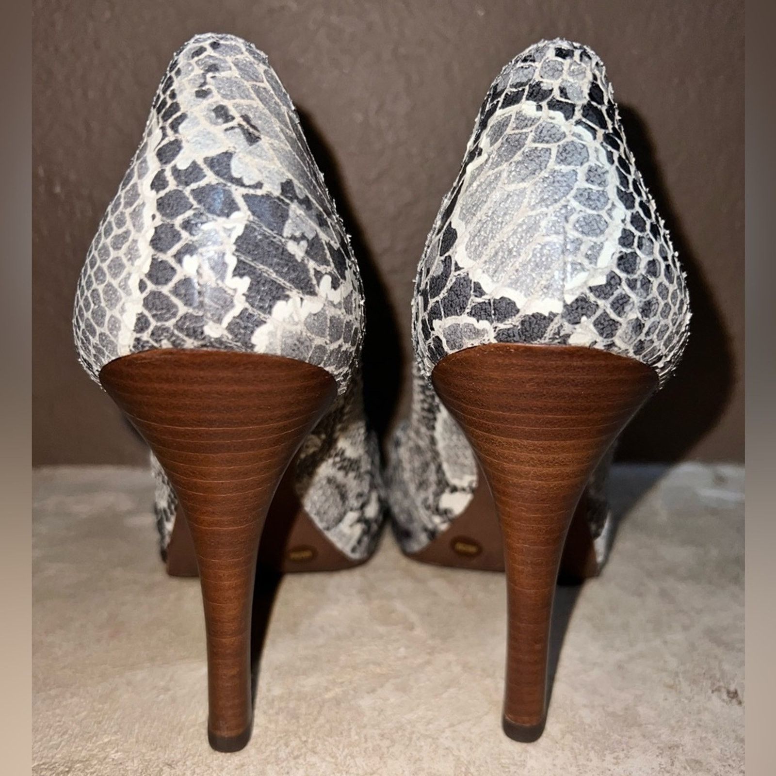 Bcbgmaxazria BCBG Maxazria Snake Skin Leather Open Toe EU 39 US 9 Gray Size US 9 / IT 39 - 8 Thumbnail