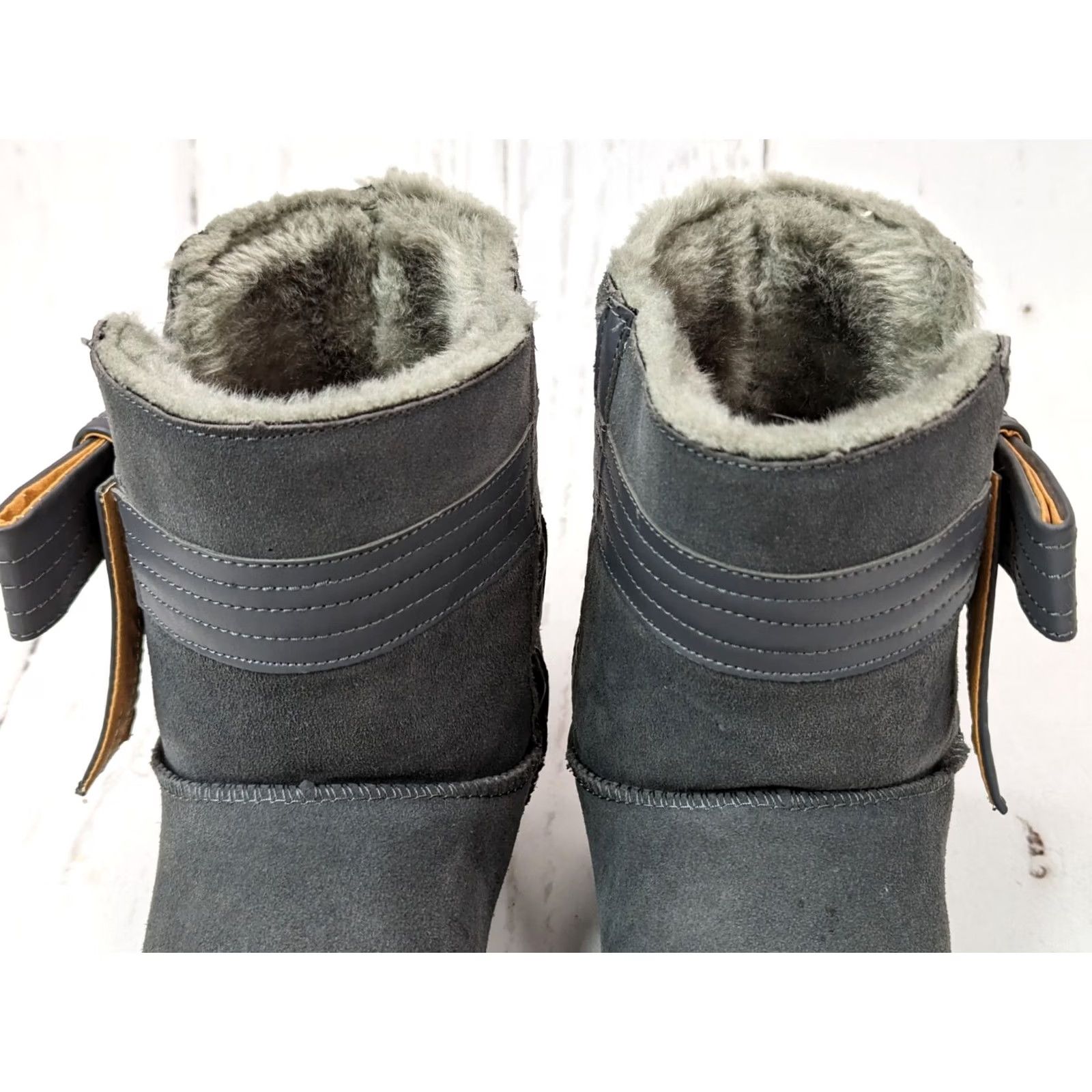Ugg UGG Suede Boots Womens 9 Gray Bow Shearling Lined Winter Warm Short Platform 1 in Casual Boots Womens 9 Gray Bow Shearling Lined Winter Classic Size 30" / US 8 / IT 44 - 5 Thumbnail