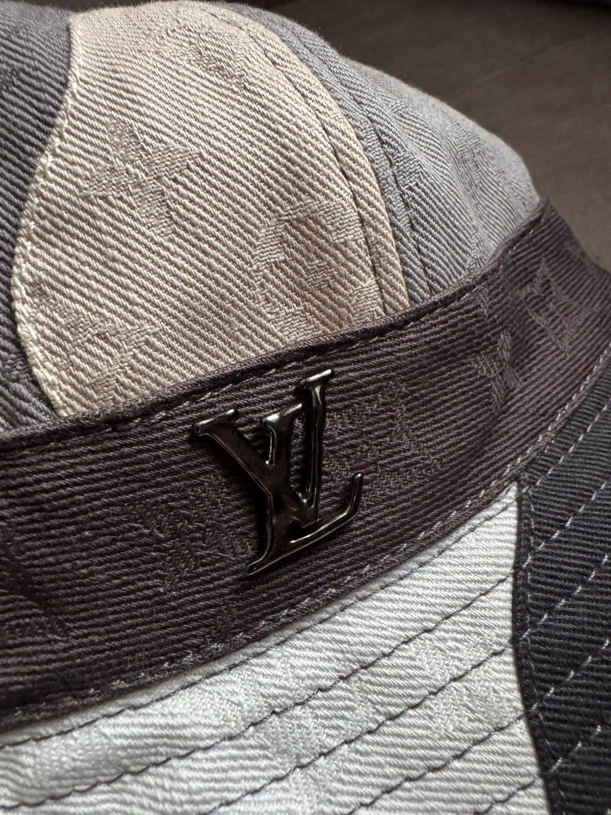 Louis Vuitton LOUIS VUITTON bucket hat study all photos and description Size ONE SIZE - 3 Thumbnail