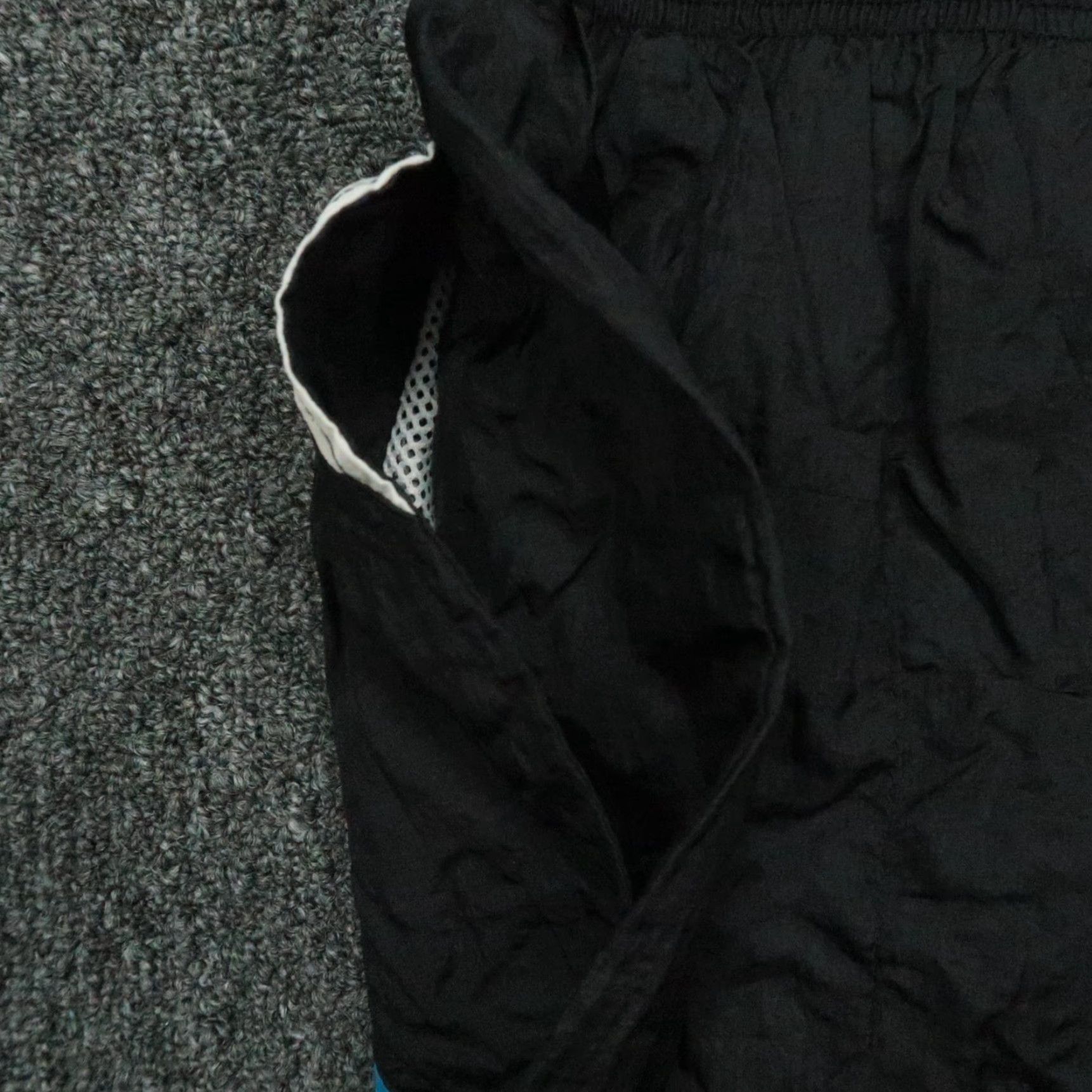 Umbro VINTAGE Umbro Shorts Mens Adult Small Black Nylon Athletic Casual Soccer Pockets Size US 29 - 7 Thumbnail