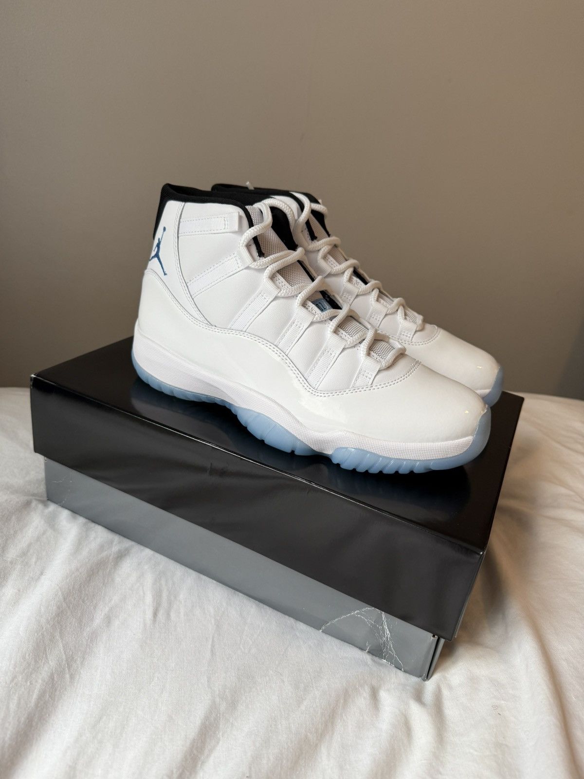 Jordan Brand × Nike NIKE AIR JORDAN 11 RETRO WHITE / LEGEND BLUE Size US 10 / EU 43 - 7 Thumbnail