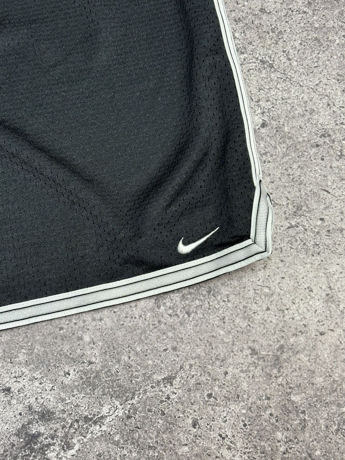 Other VINTAGE NIKE Y2K MESH SHORTS EMBROIDERED SWOOSH BLACK 90s Size US 33 - 4 Thumbnail