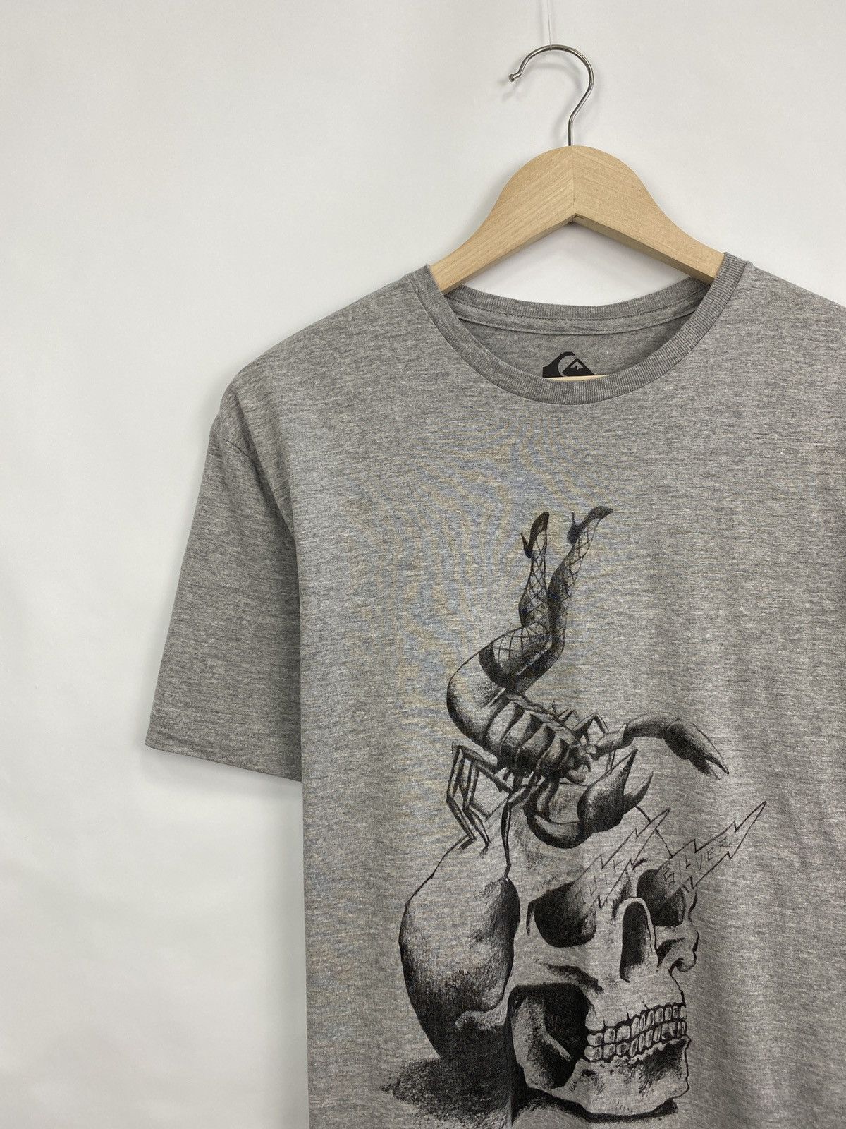 Quiksilver × Vintage 💀 Vintage Y2K Quiksilver Skull Sclerpion girl t-shirt Size US S / EU 44-46 / 1 - 2 Thumbnail