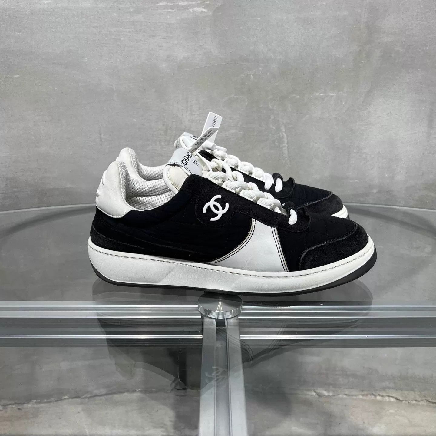 Chanel CHANEL CC Leather Low-Top Sneaker B&W Size 38 Size US 7.5 / IT 37.5 - 4 Thumbnail