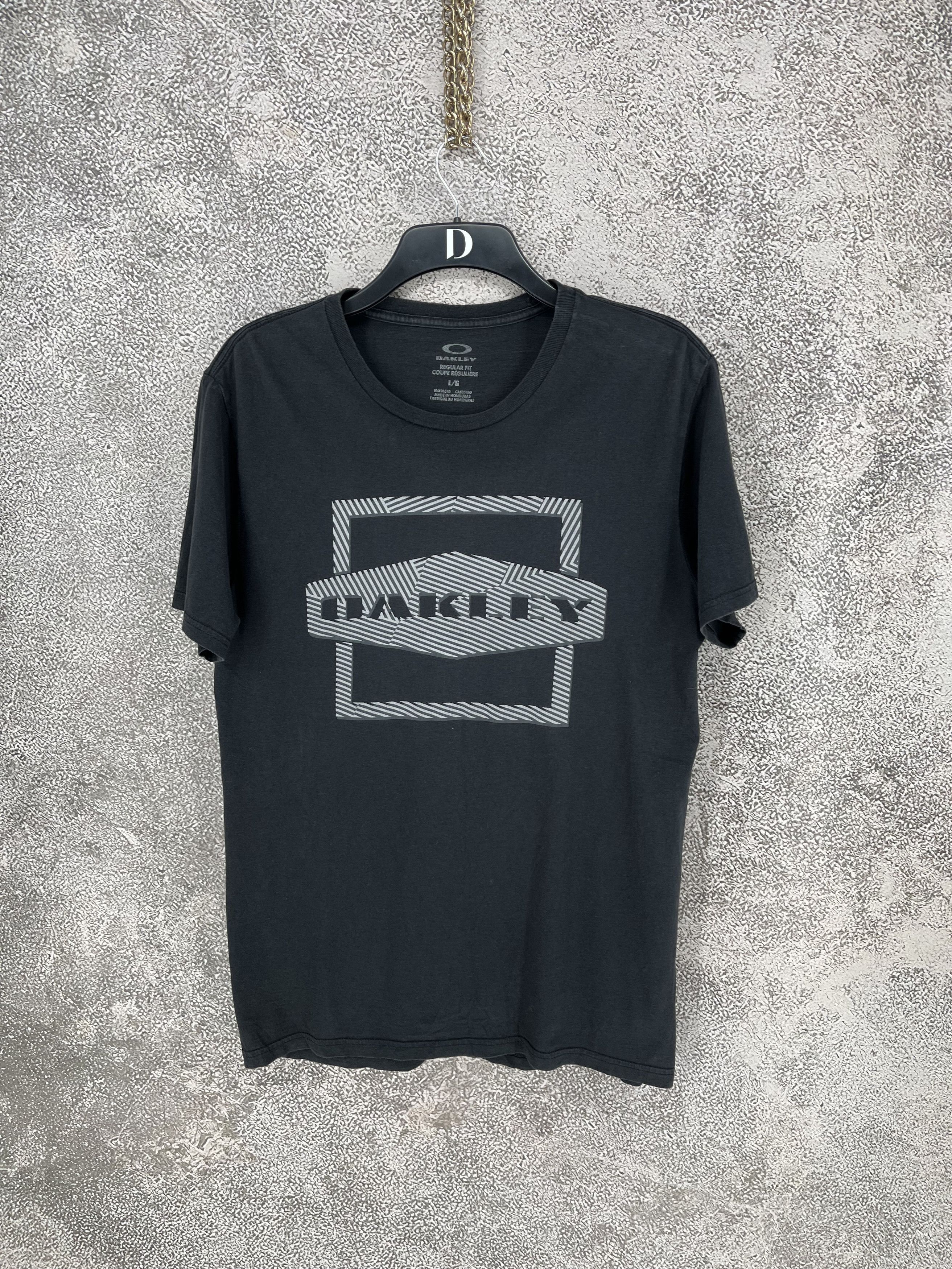 Oakley Oakley Vintage 3D Logo Y2K Archival 90s T shirt Size US L / EU 52-54 / 3 - 1 Thumbnail