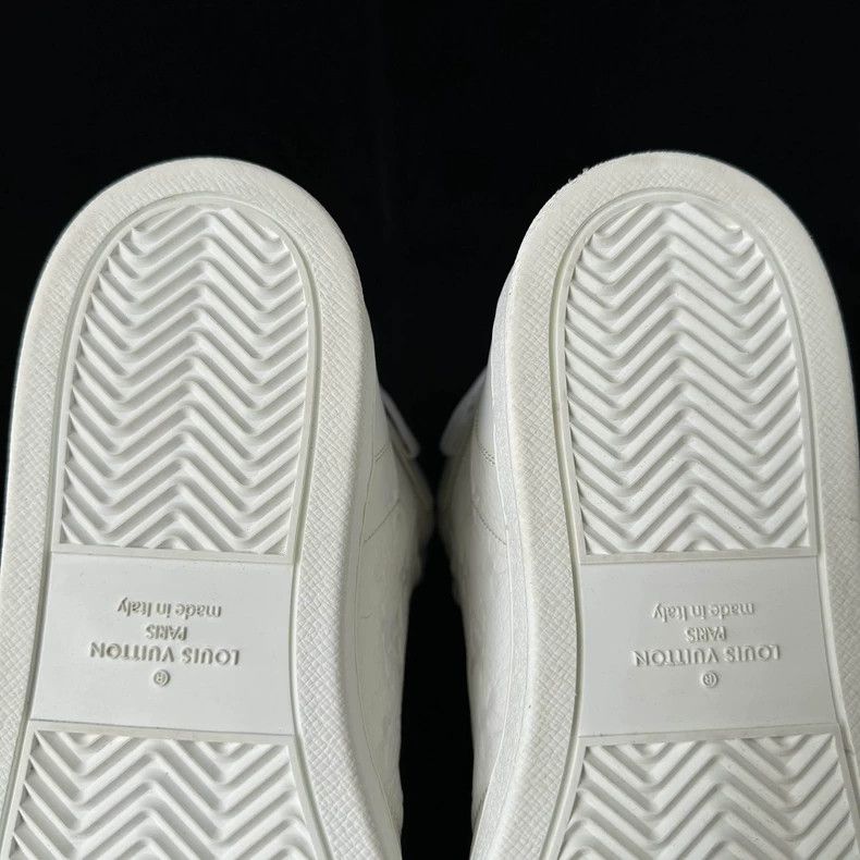 Louis Vuitton Louis Vuitton Pure white high-top board shoes Size US 9.5 / EU 42-43 - 8 Thumbnail