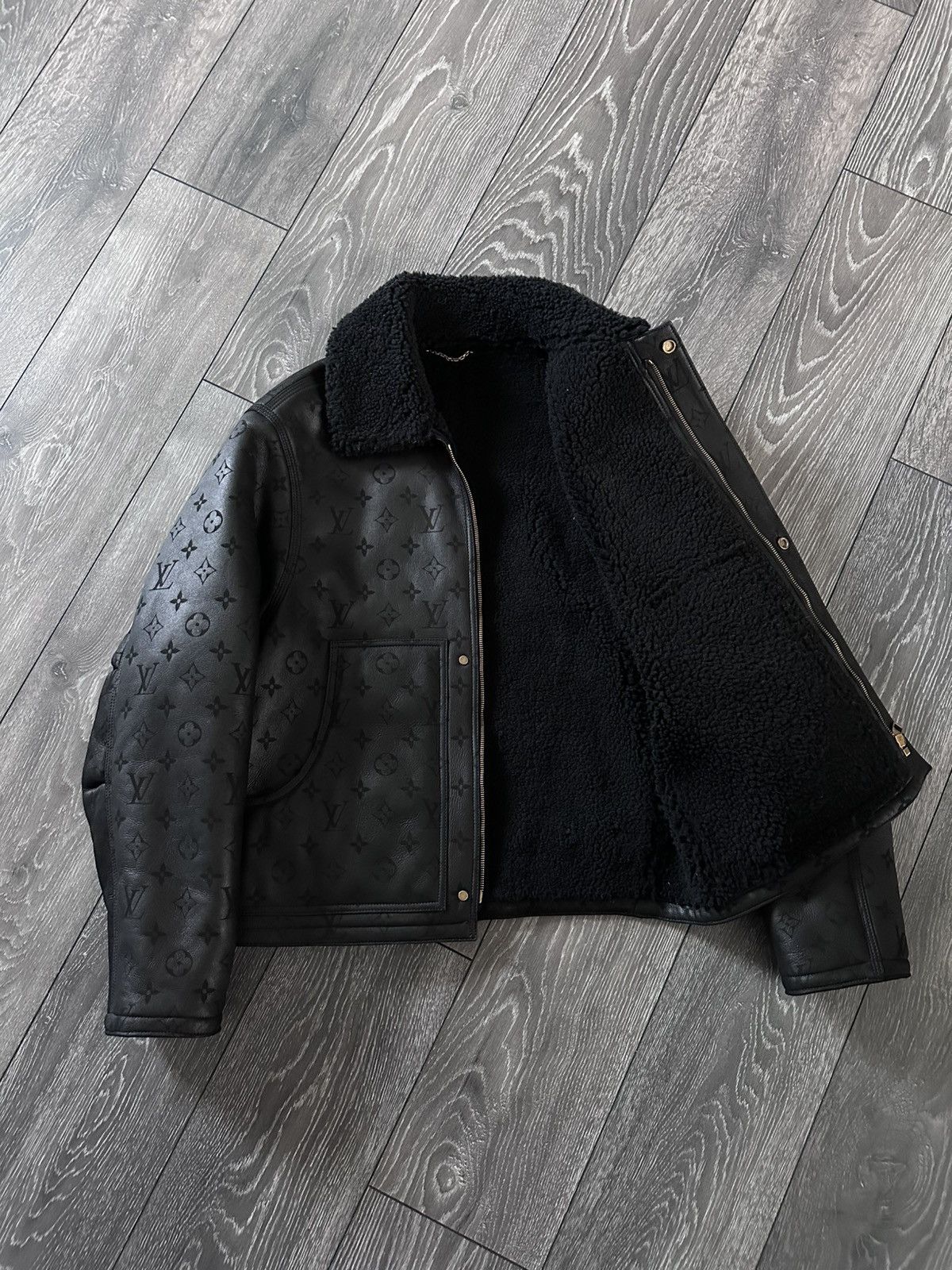 Louis Vuitton louis vuitton embossed monogram shearling jacket black Size US M / EU 48-50 / 2 - 2 Thumbnail