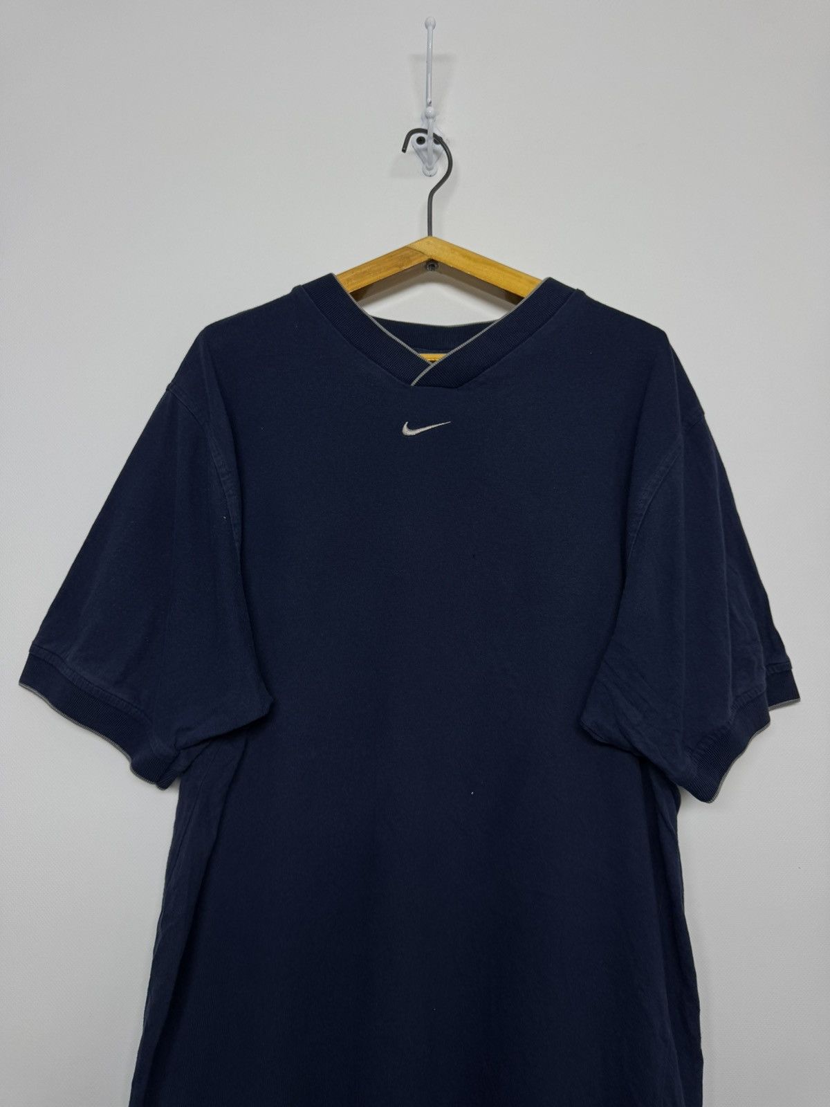 Nike Vintage Y2k Nike swoosh streetwear center logo tee Size US M / EU 48-50 / 2 - 2 Thumbnail