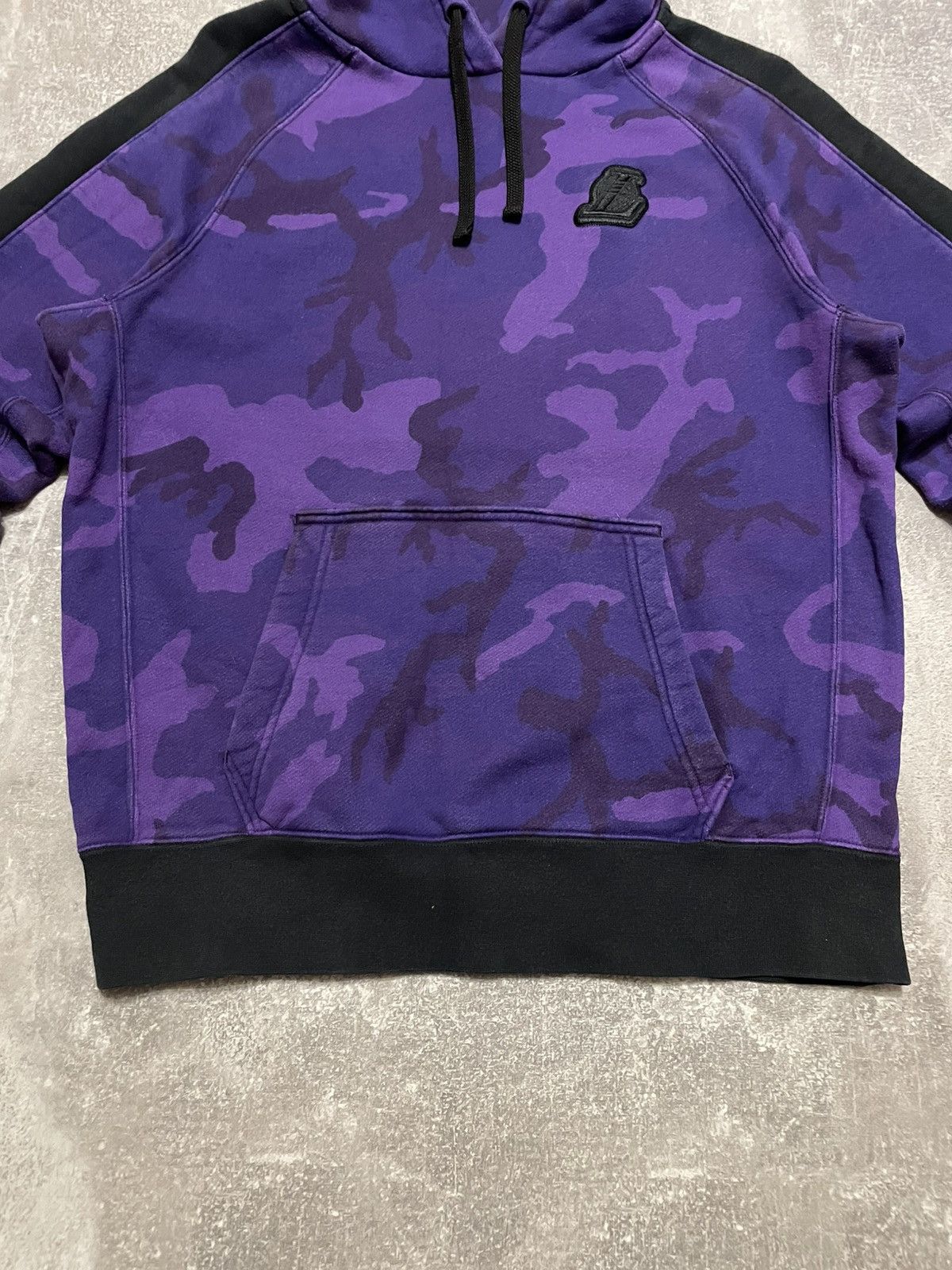 NBA × Nike Vintage Nike NBA LA Lakers Lebron Hoodie Purple Camo Size US M / EU 48-50 / 2 - 3 Thumbnail