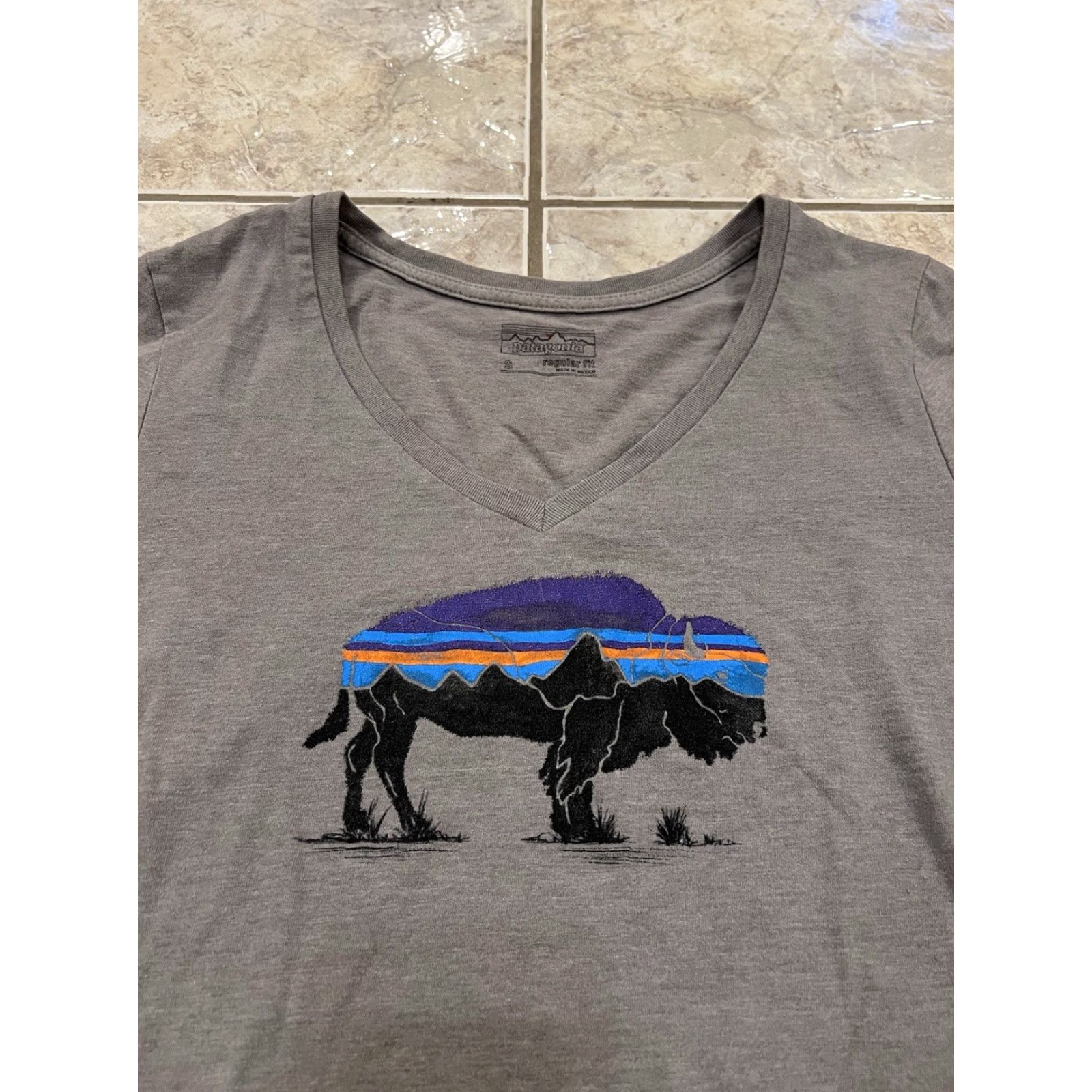 Patagonia Patagonia Women’s Small Shirt Fitz Roy Bison Gray V-Neck T-Shirt Casual Outdoor Cotton Short Sleeve Summer Regular Fit Size S / US 4 / IT 40 - 3 Thumbnail