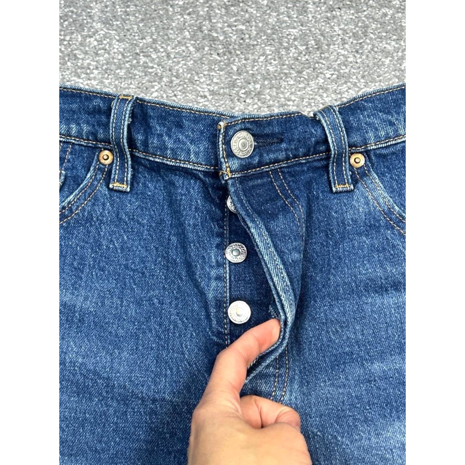 Levi's Levis 501 Shorts Womens 31 Blue Cut Off Denim Logo Stretch High Rise Raw Hem Jeans Shorts Ladies 31 Blue Levi's 501 Denim Short Cut-Off High Rise Logo Size 24" / US 00 / IT 34 - 2 Thumbnail