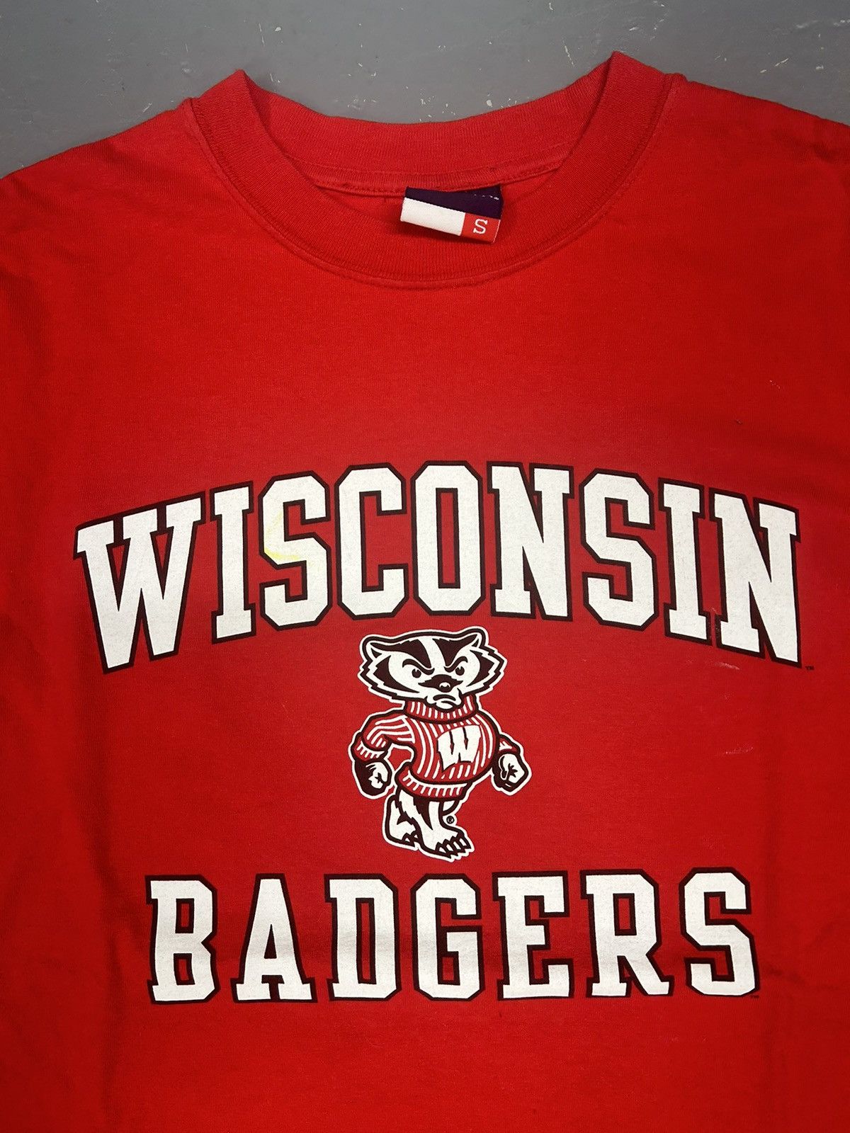 Vintage Crazy Vintage Y2K Essenital Wisconsin University Red T-Shirt Size US S / EU 44-46 / 1 - 2 Thumbnail