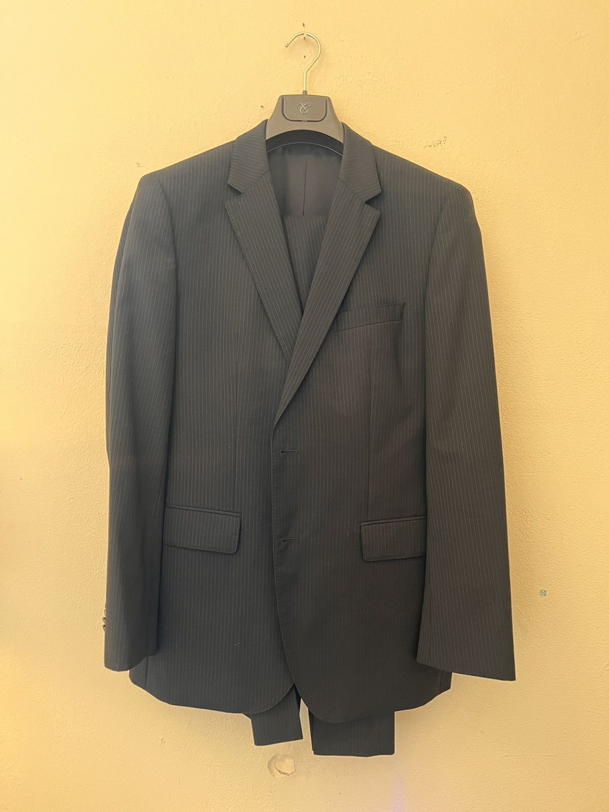 Boss 42R 2 Piece Suit 100% Wool - Like New