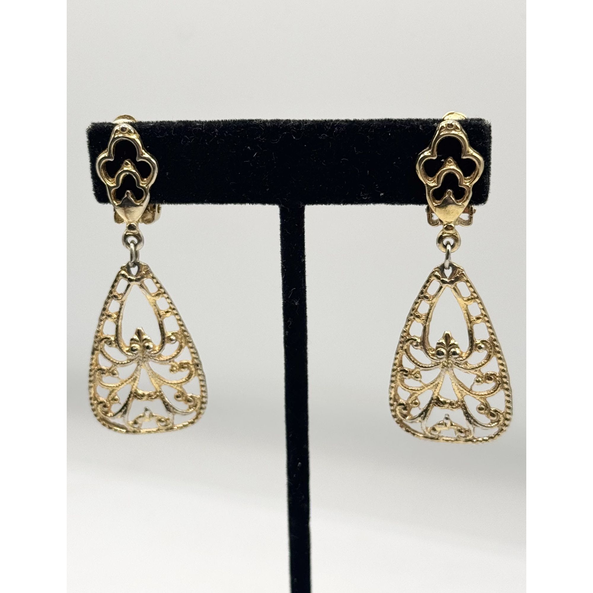 Vintage Vintage Gold Tone Filigree Lightweight Dangle Clip On Earrin Size ONE SIZE - 1 Thumbnail