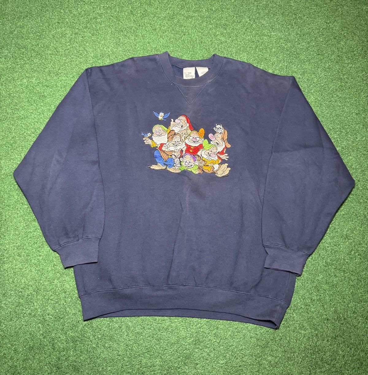 Disney Vintage 90s Disney Dwarves Snow White Retro Movie Sweatshirt Size L / US 10 / IT 46 - 1 Thumbnail