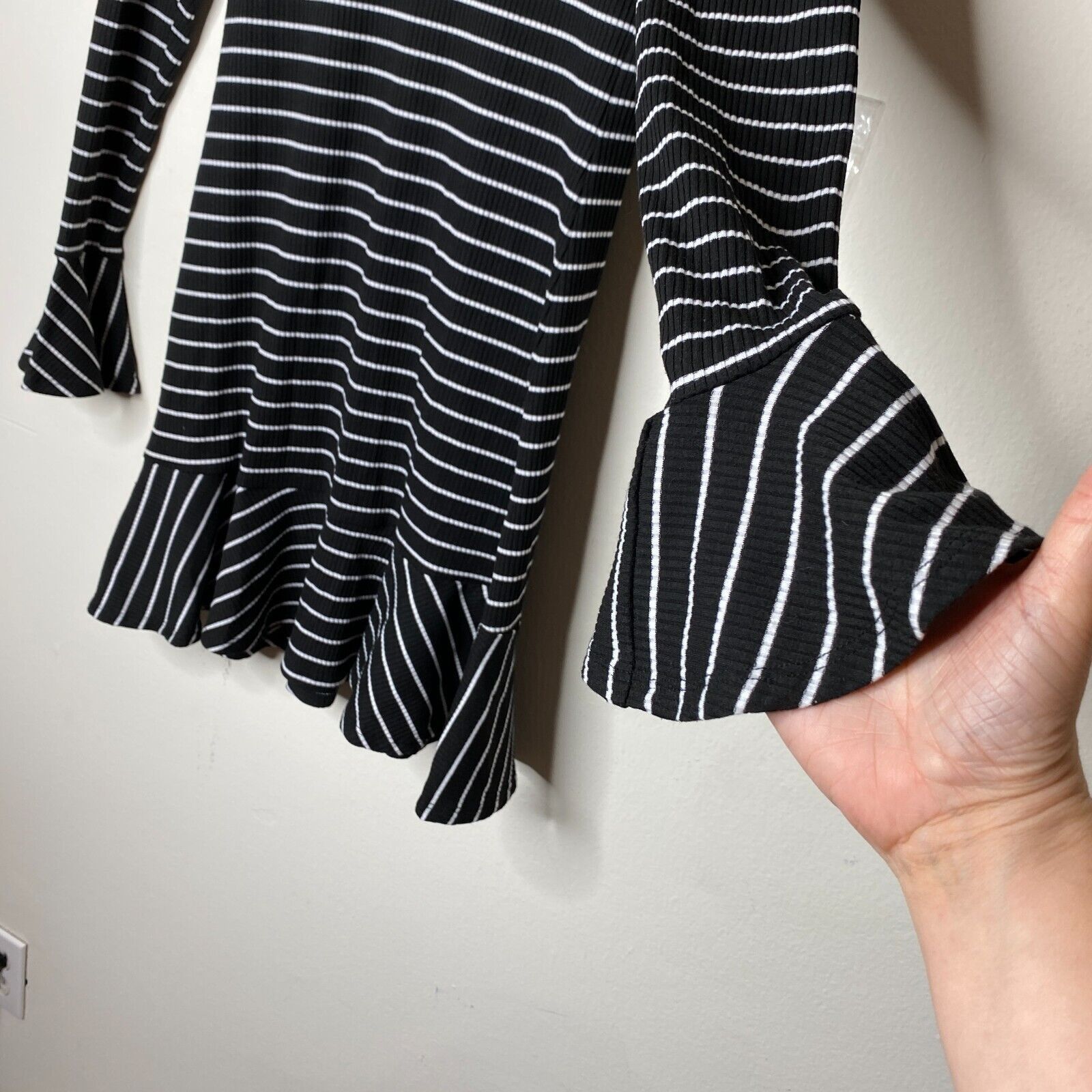 Saylor Saylor Black & White Stripe Long Sleeve Keyhole Tie Dress S Size S / US 4 / IT 40 - 2 Thumbnail