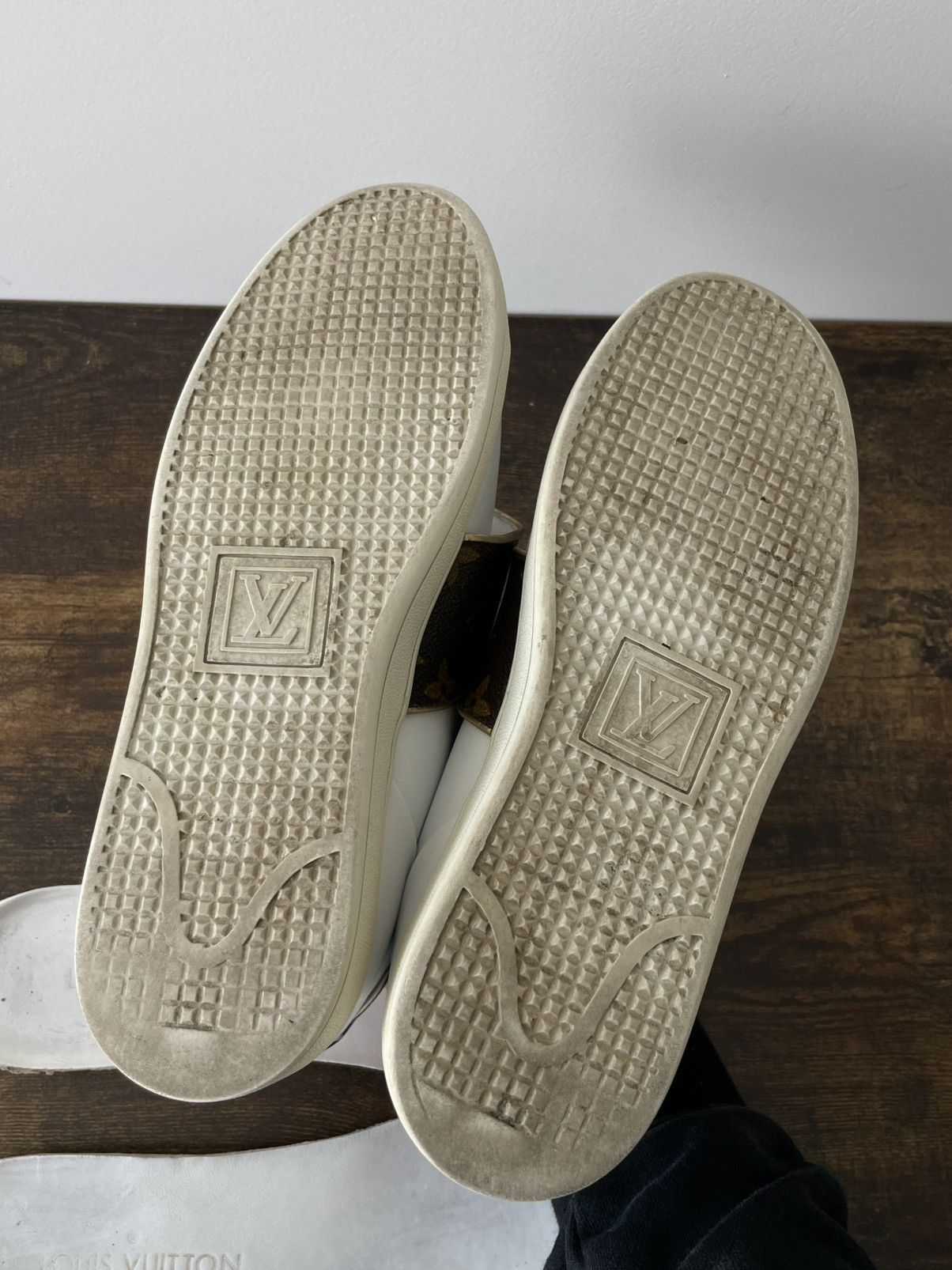 Louis Vuitton Louis Vuitton White Monogram Frontrow Sneakers Size US 8 / IT 38 - 8 Thumbnail