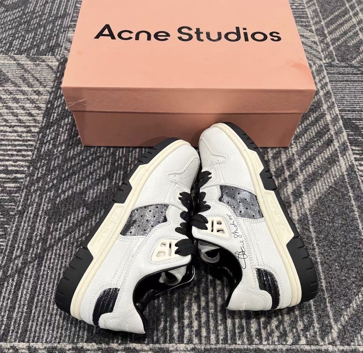Acne Studios Acne Studios Black and White Panda Leather Sneakers J42 Size US 6 / IT 36 - 3 Thumbnail