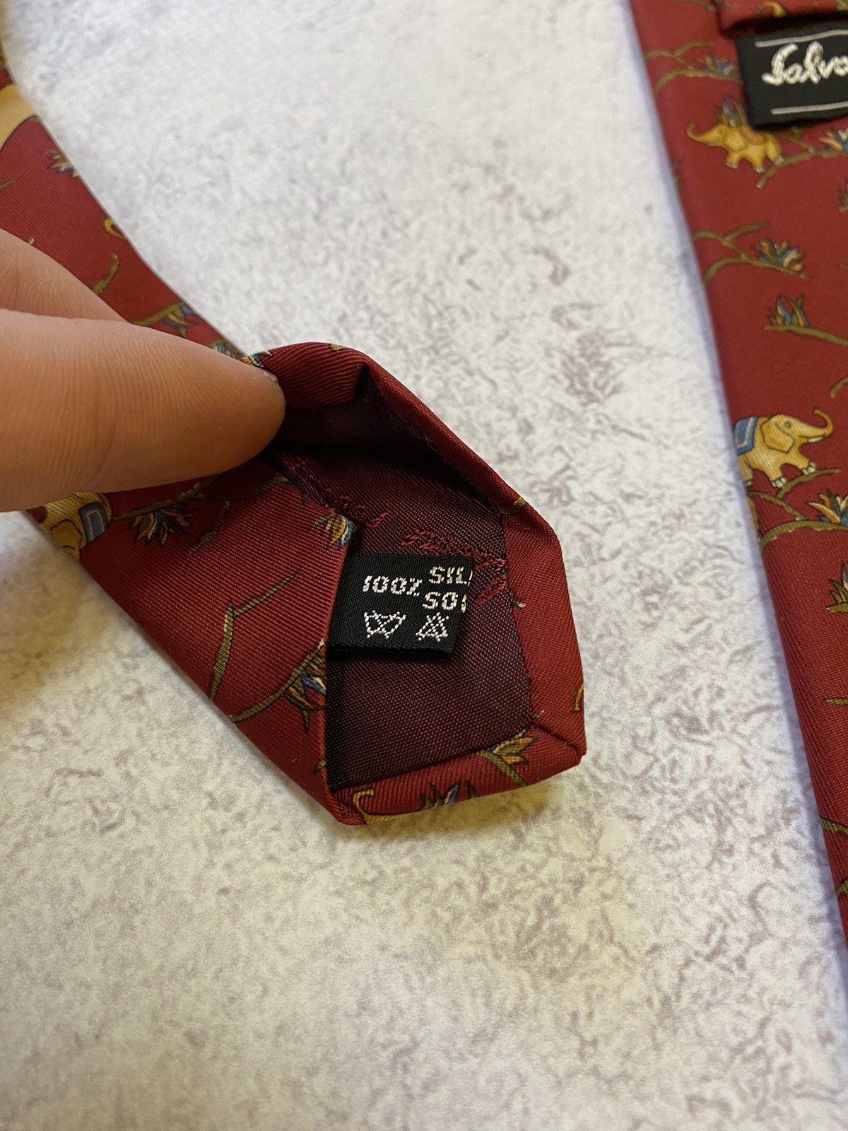 Salvatore Ferragamo Vintage Salvatore Ferragamo Elephants Red Silk Tie Size ONE SIZE - 8 Thumbnail