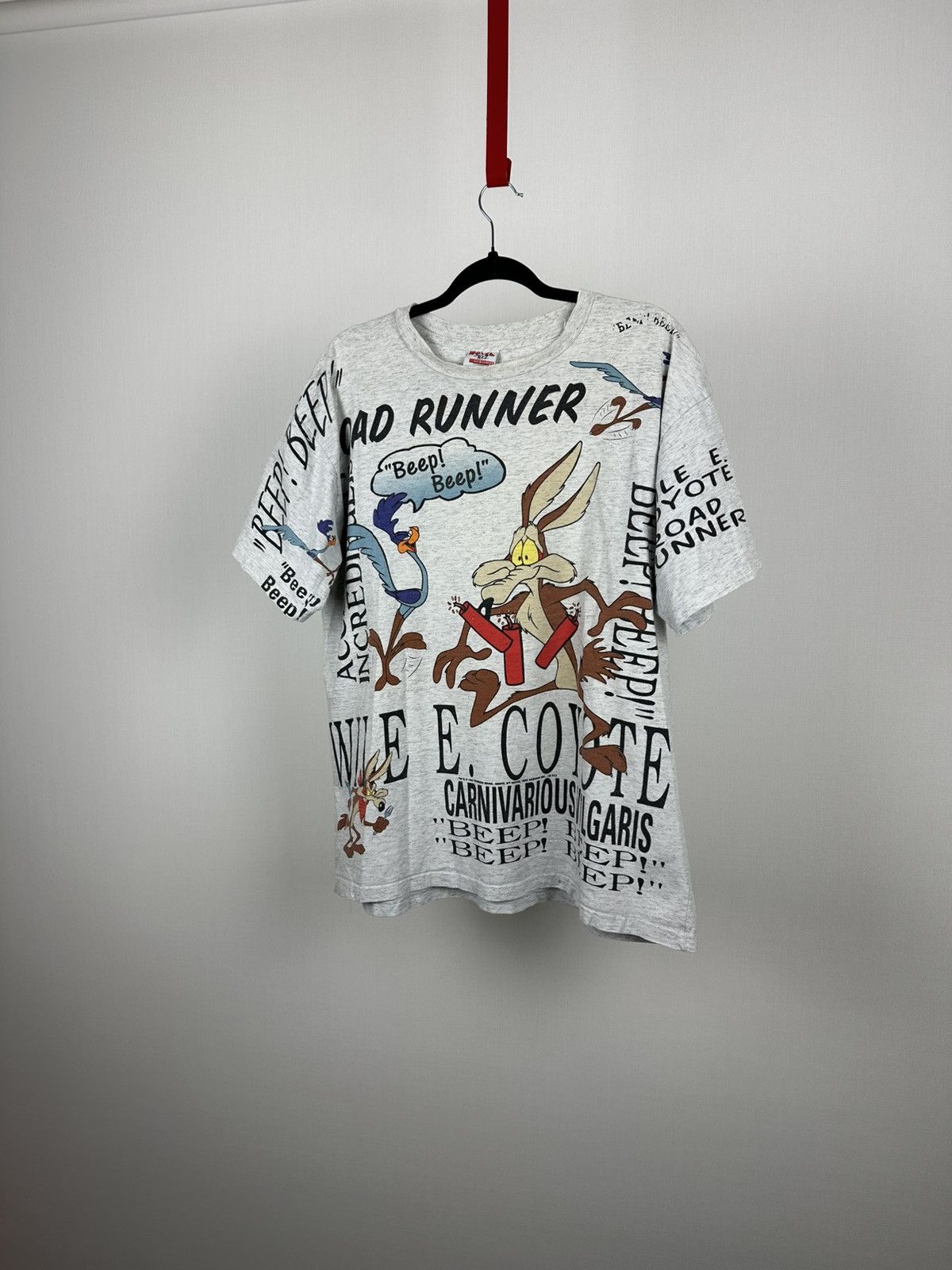 Disney Vintage Wile E Coyote chasing roadrunner t-shirt Size US L / EU 52-54 / 3 - 1 Thumbnail