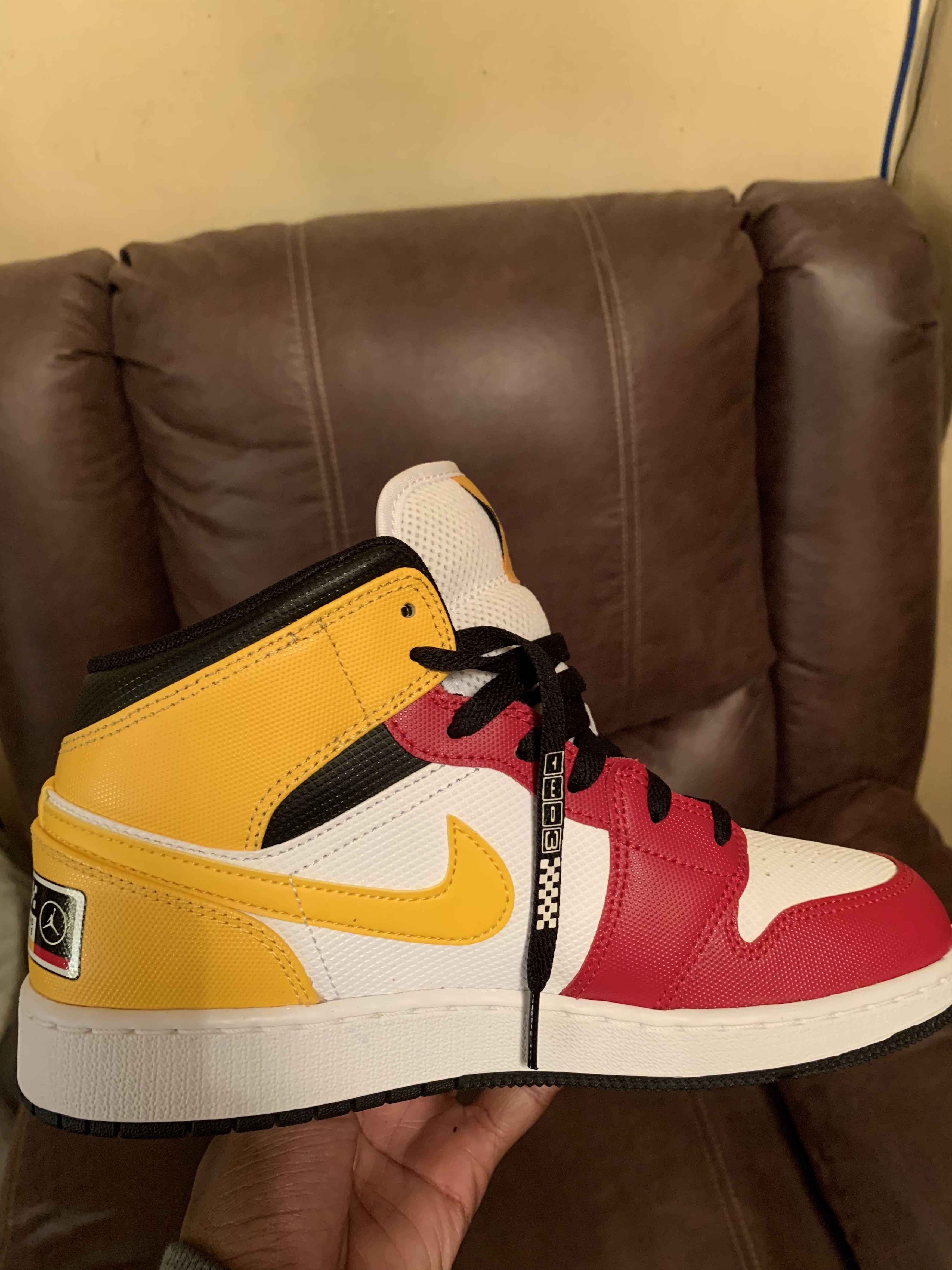 Jordan Brand Air Jordan 1 mid Size US 6.5 / EU 39-40 - 3 Thumbnail