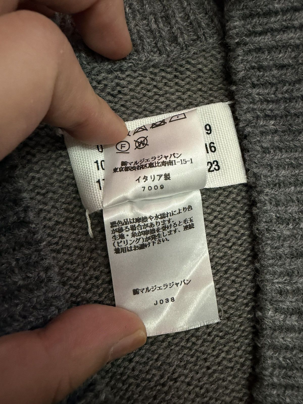 Maison Margiela SI1TH0001 MARGIELA V NECK WOOL VEST Size US XL / EU 56 / 4 - 7 Thumbnail