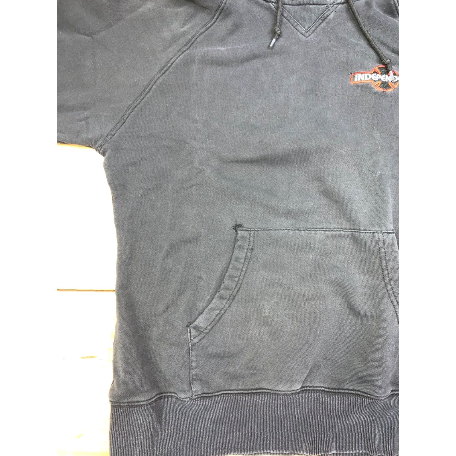 Vintage VINTAGE Independent Trucks Hoodie Mens M Black Grunge 90s Skate Thrashed 12015 Size US M / EU 48-50 / 2 - 4 Thumbnail