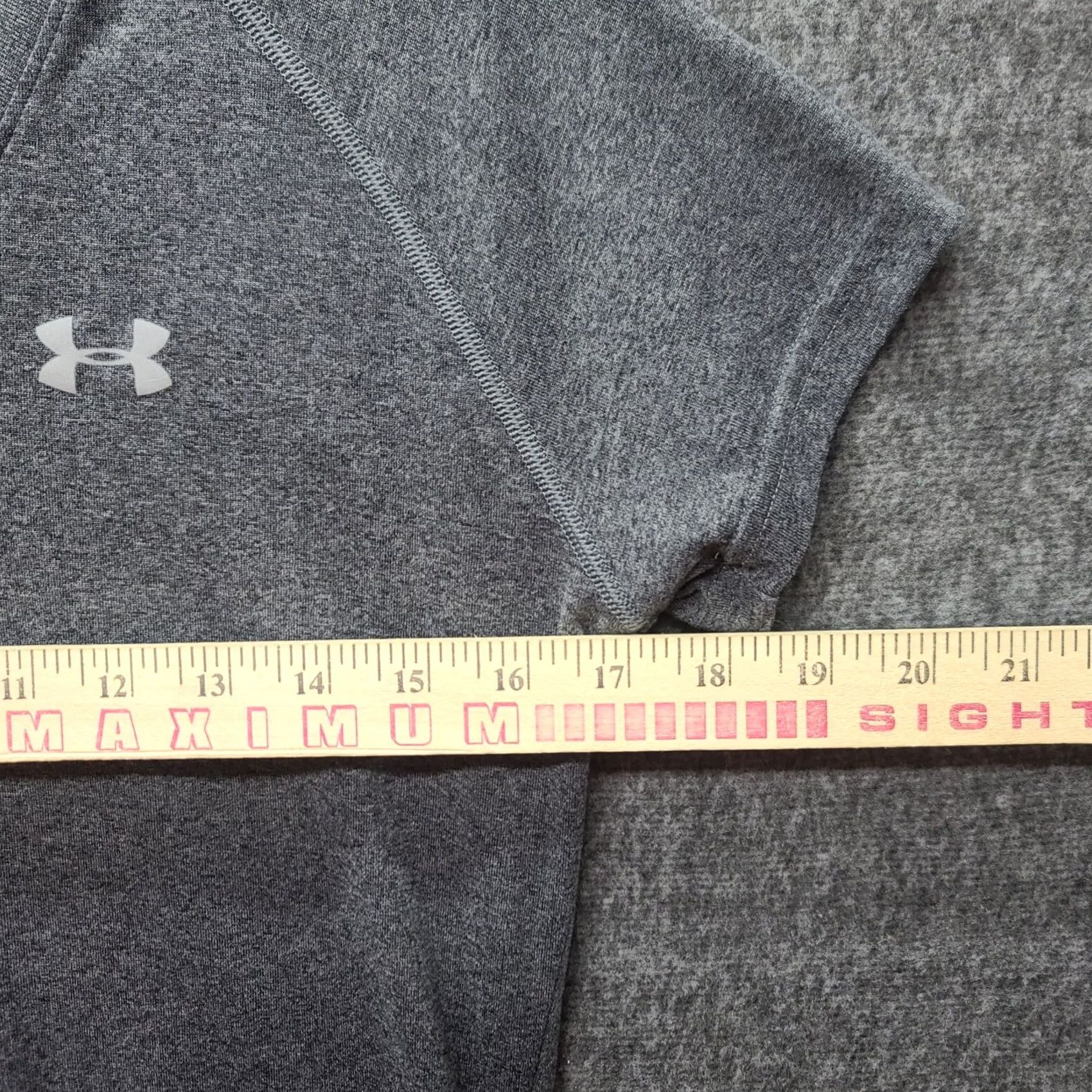 Under Armour Under Armour Shirt Womens S Slim Heat Gear Short Sleeve V-Neck Pullover Size S / US 4 / IT 40 - 3 Thumbnail