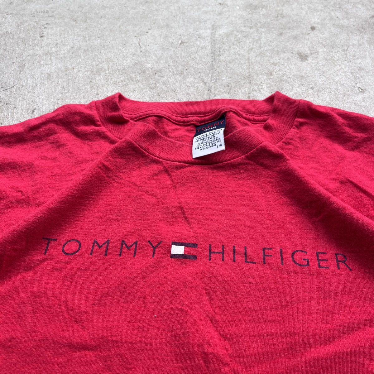 Vintage Vintage Tommy Hilfiger Logo Graphic T Shirt Size US L / EU 52-54 / 3 - 2 Thumbnail