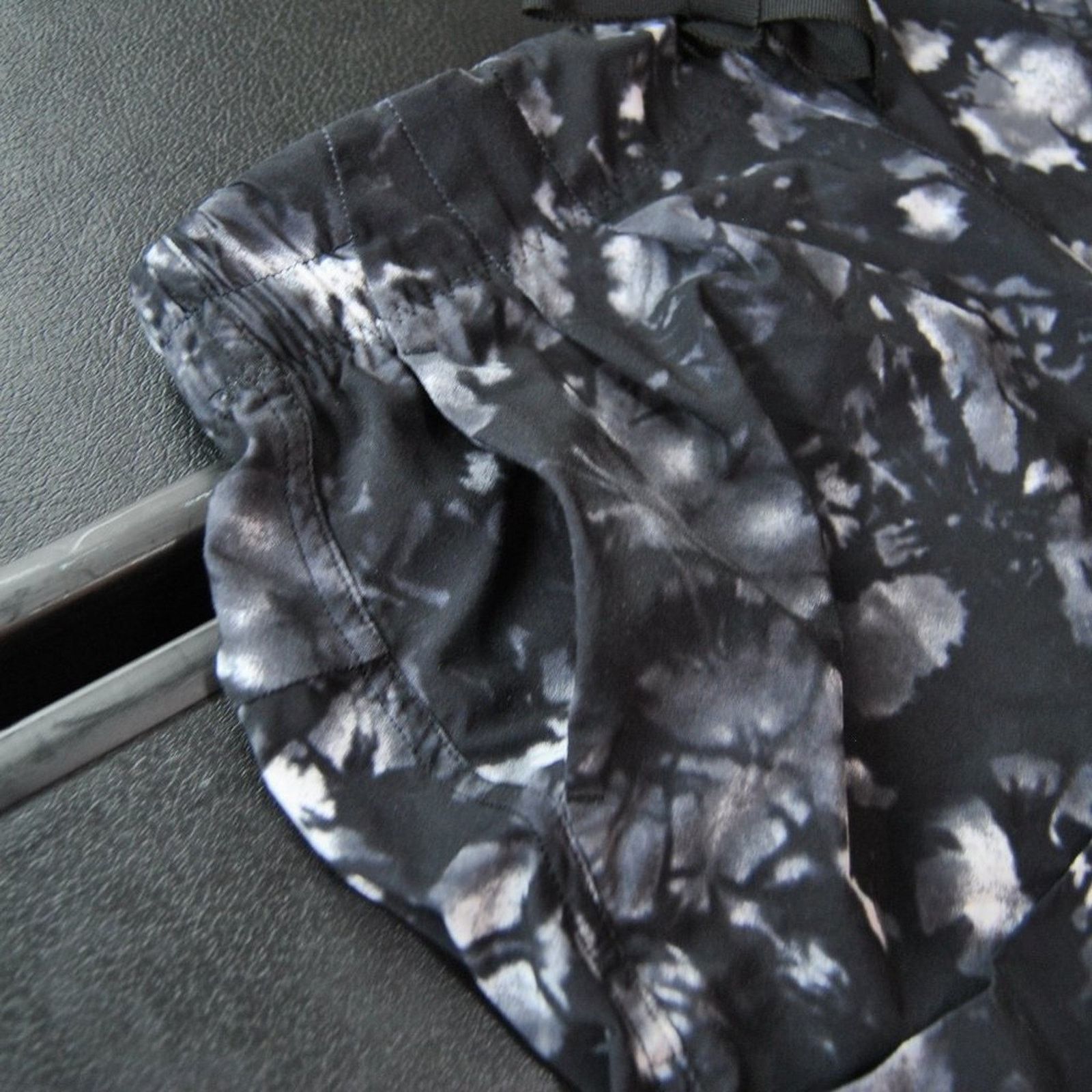Lululemon Lululemon Shorts Size 6 Black White Gray Camo Size 28" / US 6 / IT 42 - 4 Thumbnail