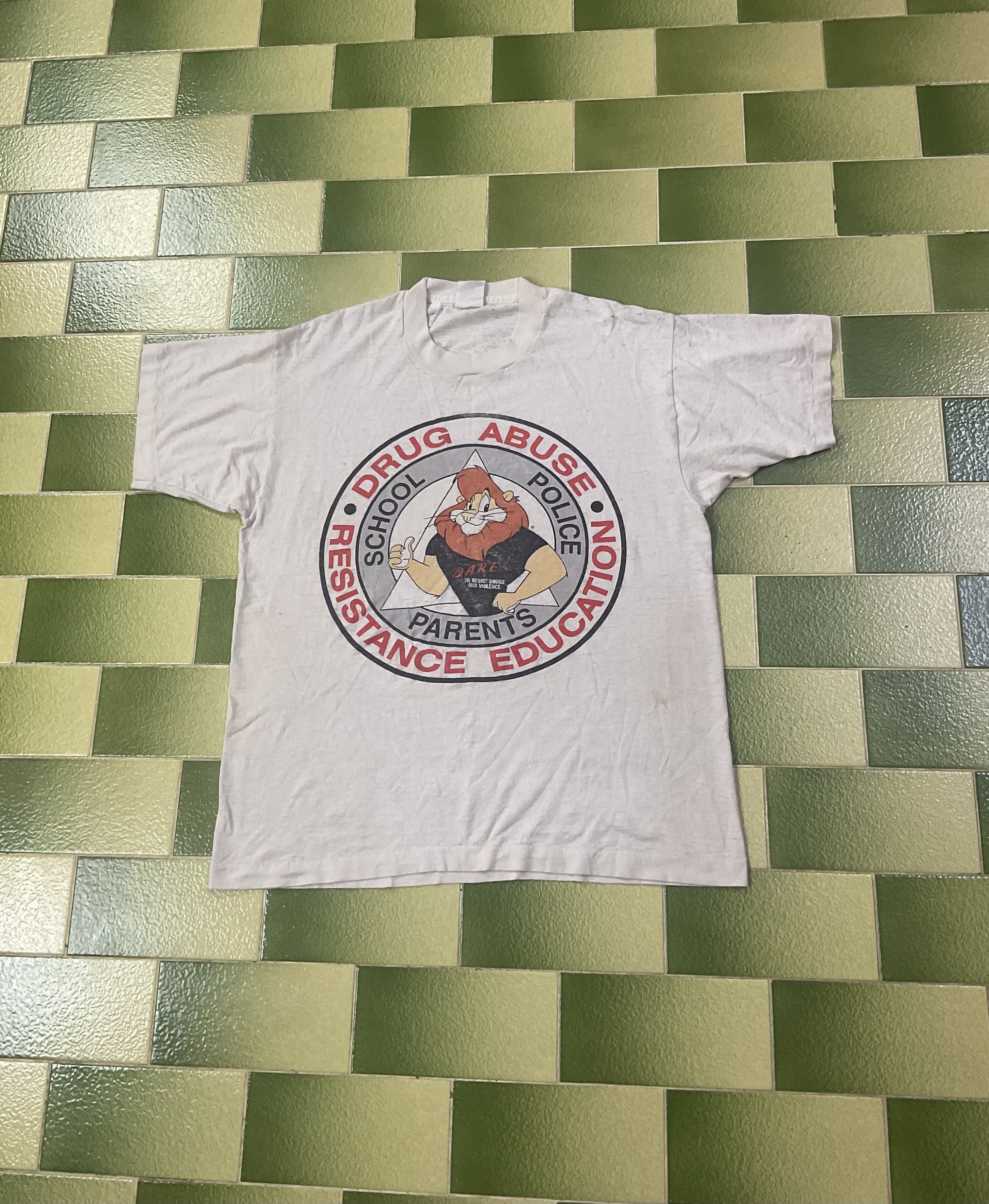 D.A.R.E Vintage Soft & Thin 90s DARE Daren the Lion T-Shirt Size US L / EU 52-54 / 3 - 1 Thumbnail