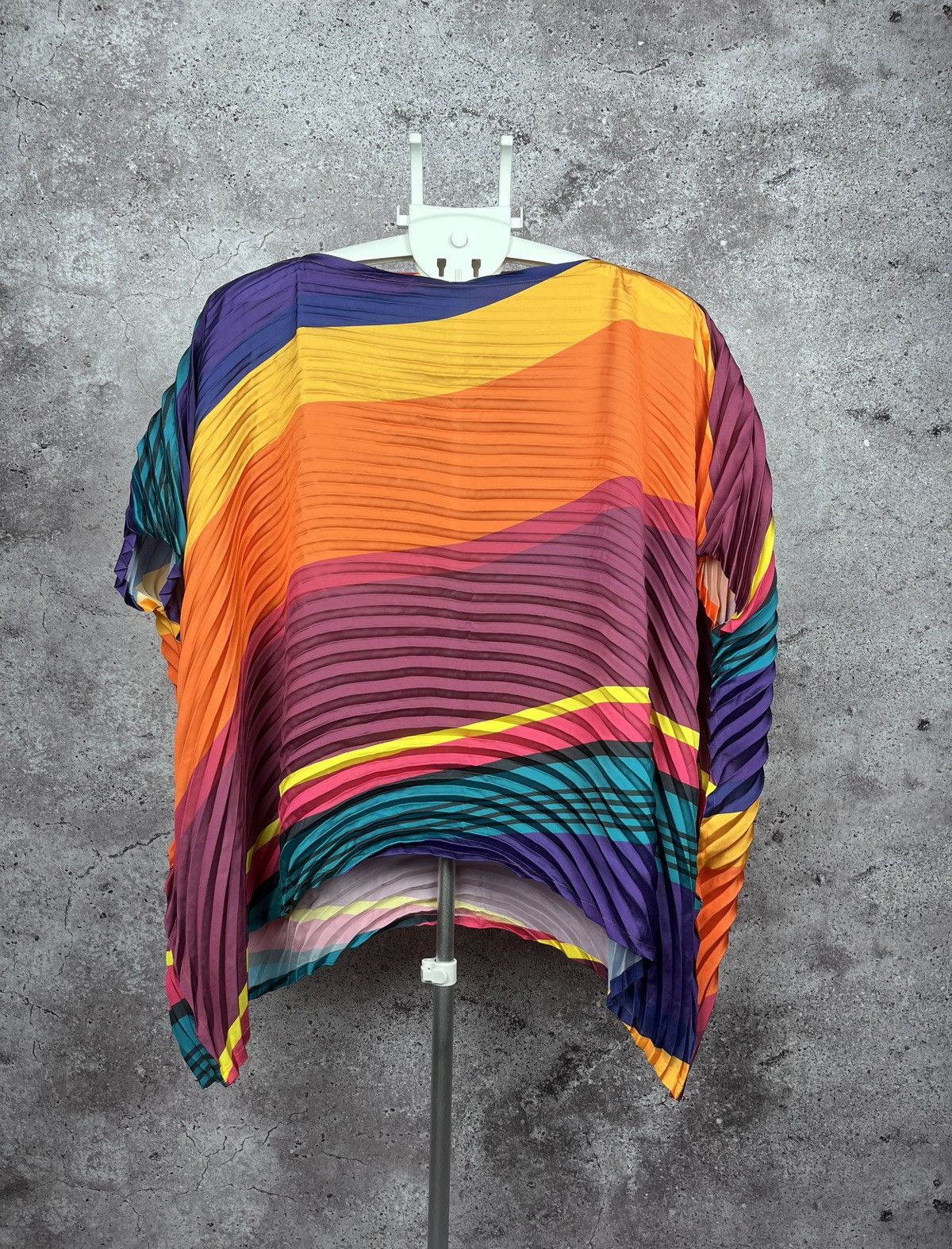 Issey Miyake × Japanese Brand × Pleats Please Issey Miyake Rare🔥Issey Miyake Plated Poncho Top Size XS / US 0-2 / IT 36-38 - 1 Thumbnail