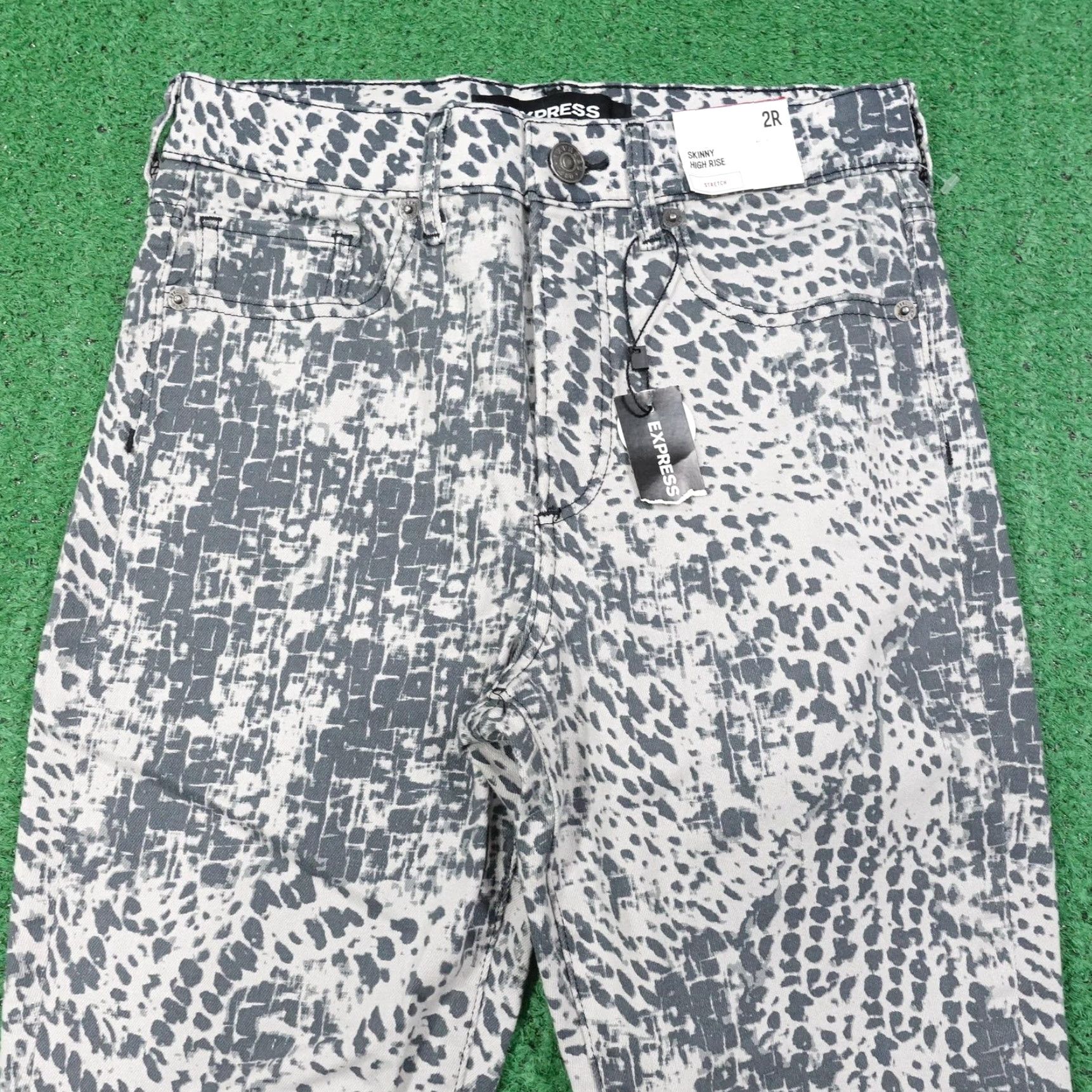 Express VINTAGE? No. Express Jeans Women 2R Gray White High Rise Skinny Stretch Leopard Print Denim Size 26" / US 2 / IT 38 - 2 Thumbnail