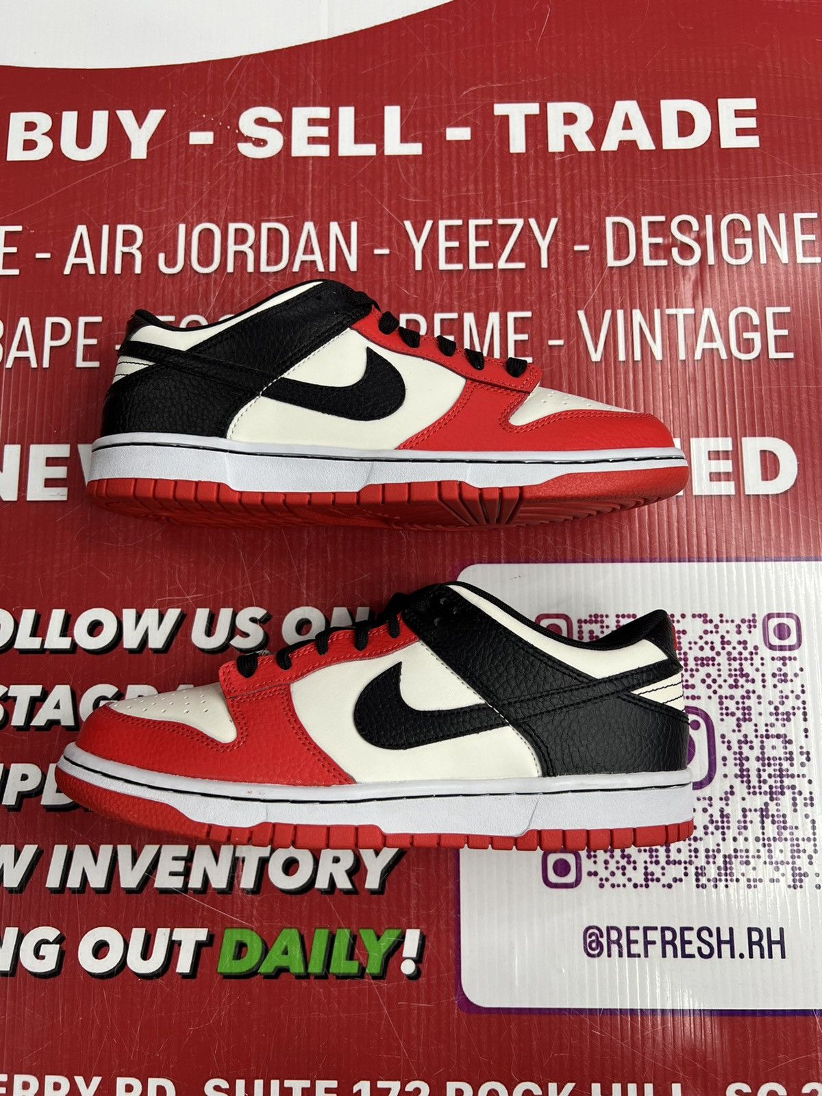 Nike Nike Dunk Low Chicago Size 6y Size US 6 / EU 39 - 2 Thumbnail