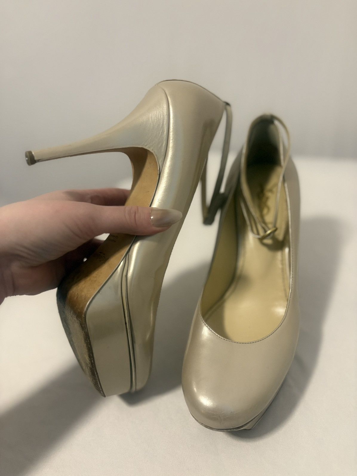 Yves Saint Laurent Yves Saint Laurent Pearl Beige Leather Pumps Size US 8 / IT 38 - 2 Thumbnail