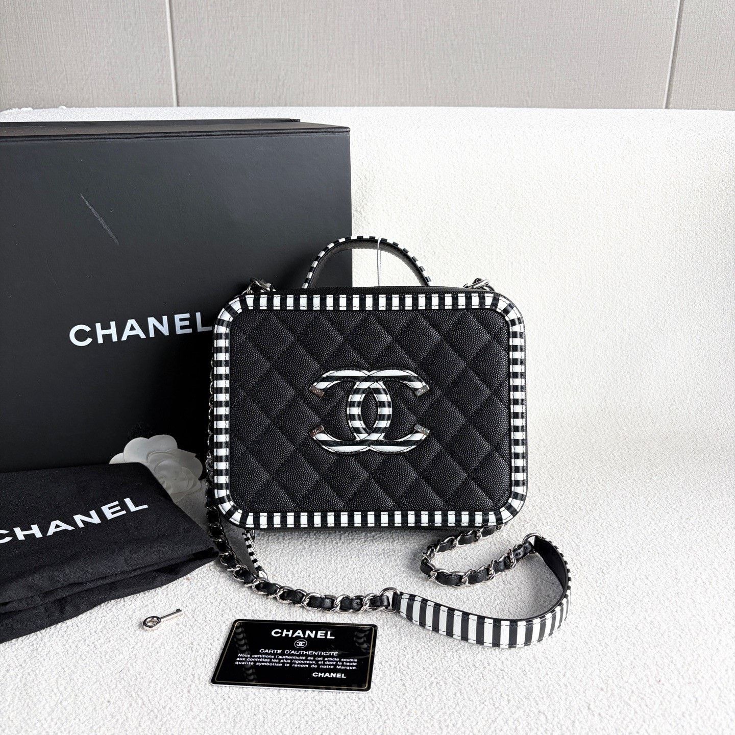 Chanel Pre-loved Bag Very good condition Size ONE SIZE - 1 Thumbnail