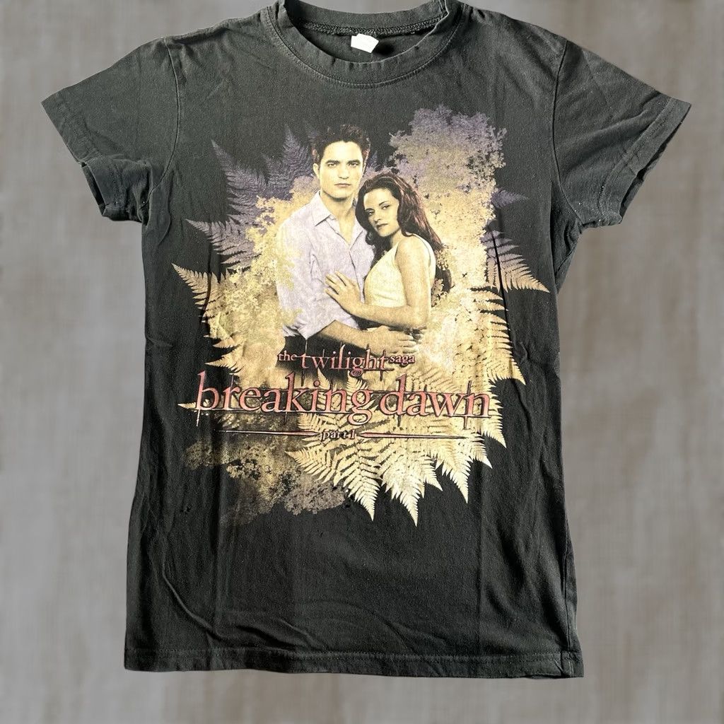Vintage VINTAGE Breaking Dawn TWILIGHT SAGA Shirt Women’s Large T-Shirt Black Cotton Short Sleeve Crew Neck Mens? Womens Size L / US 10 / IT 46 - 1 Thumbnail