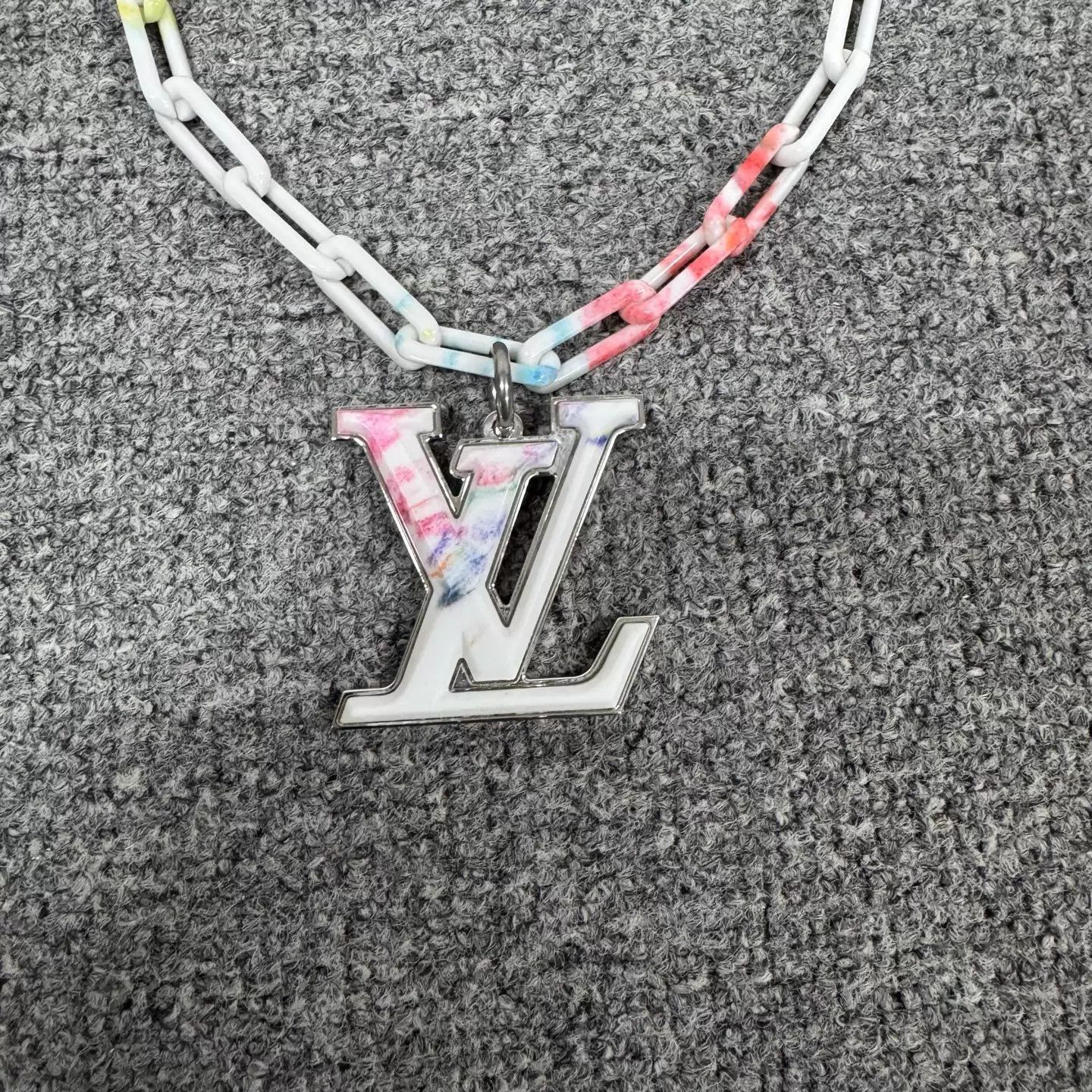 Louis Vuitton LV graffiti print chain silver LV pendant necklace Size ONE SIZE - 2 Thumbnail
